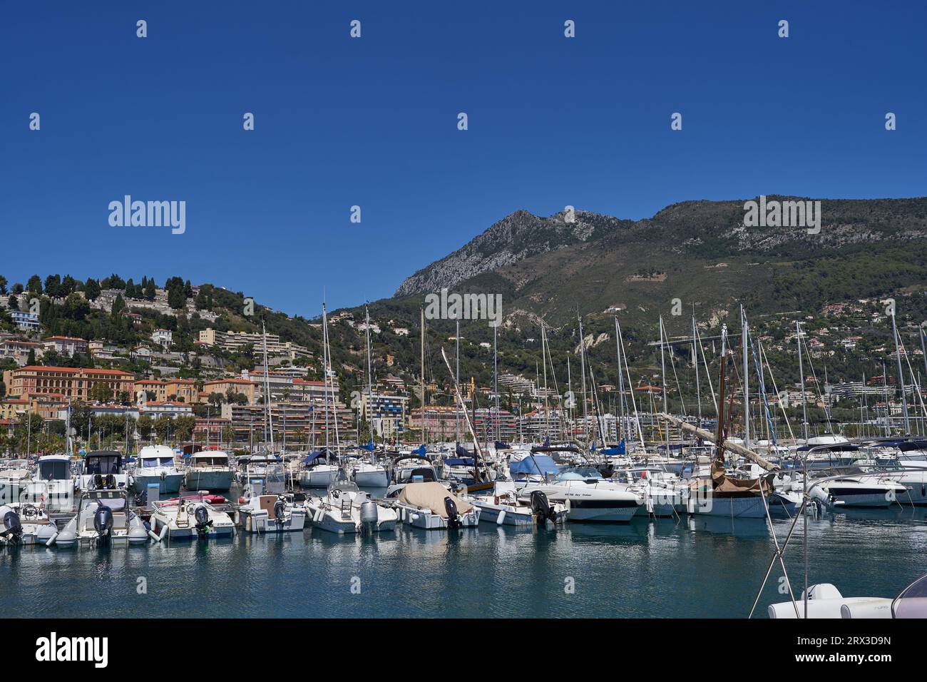 Menton, Frankreich - 8. August 2023 - Blick auf den Seehafen. An einem wunderschönen Sommertag sind Boote und Yachten vor Anker Stockfoto