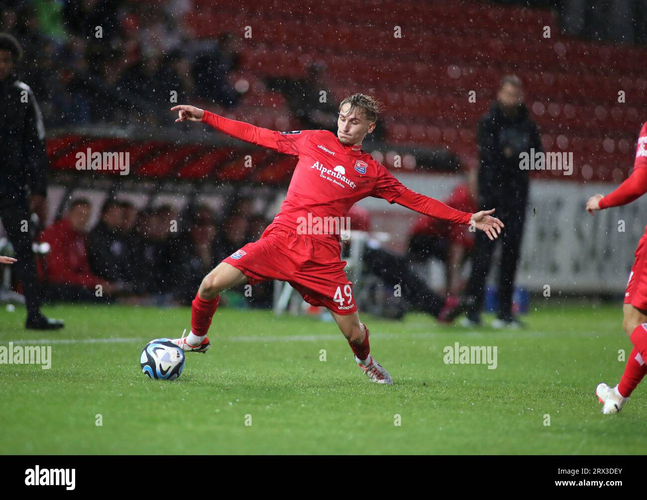 Unterhaching, Deutschland. September 2023. Unterhaching, Deutschland 22. September 2023: Fussball, Herren, 3.Liga, Saison 2023/2024, SpVgg Unterhaching - Arminia Bielefeld, Uhlsportpark Unterhaching Nils Ortel (SpVgg Unterhaching) im Kampf um den Ball DFB-Vorschriften verbieten die Verwendung von Fotos als Bildsequenzen und/oder Quasi-Video Credit: dpa/Alamy Live News Stockfoto
