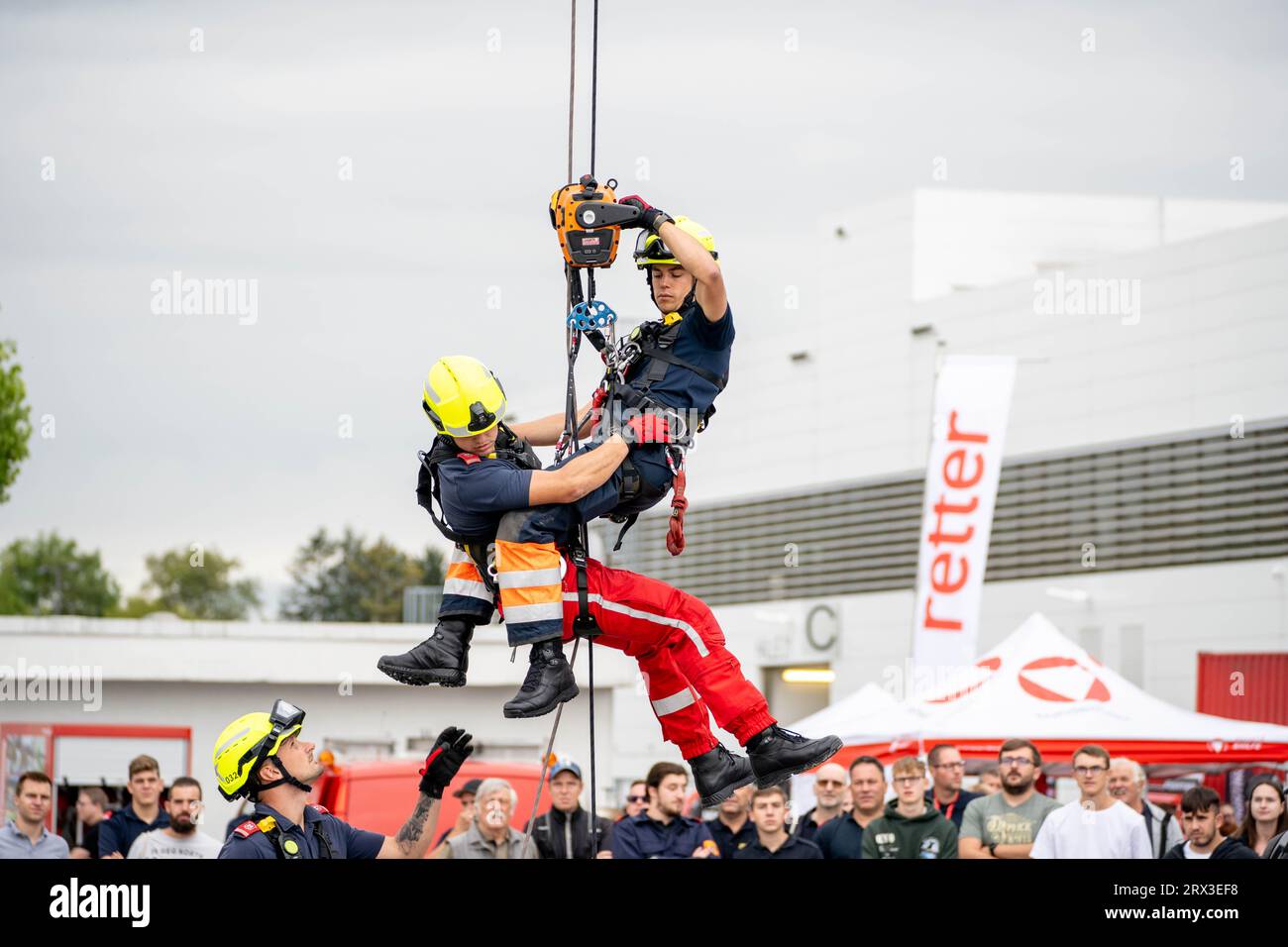 Wels, Österreich. 22. September 2023. „Die österreichische Leitmesse für Einsatzorganisationen“ Rettungskonvention „Retter Messe Wels“ zeigt die neuesten Entwicklungen in den Bereichen Brandbekämpfung, Rettungs- und Polizeitechnik, Feuerwehr zeigt Kranrettungsbemühungen ©Andreas Stroh Credit: Andreas Stroh/Alamy Live News Stockfoto