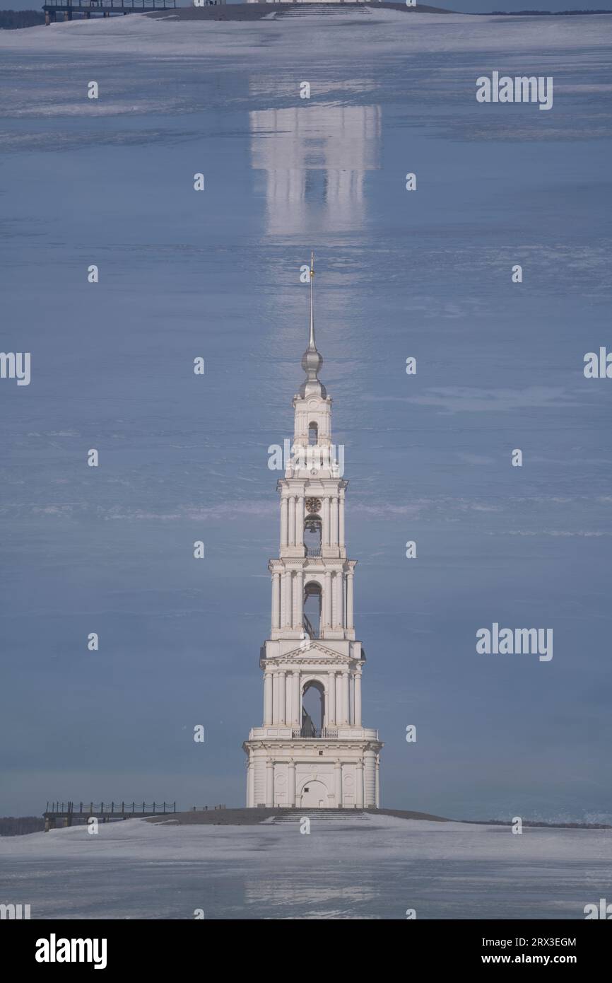 Der untergetauchte Glockenturm der St. Nikolaus-Kathedrale und ihre Eisreflexion, mehrfache Exposition in der Kamera, Kalyasin, Tver-Region, Russland Stockfoto