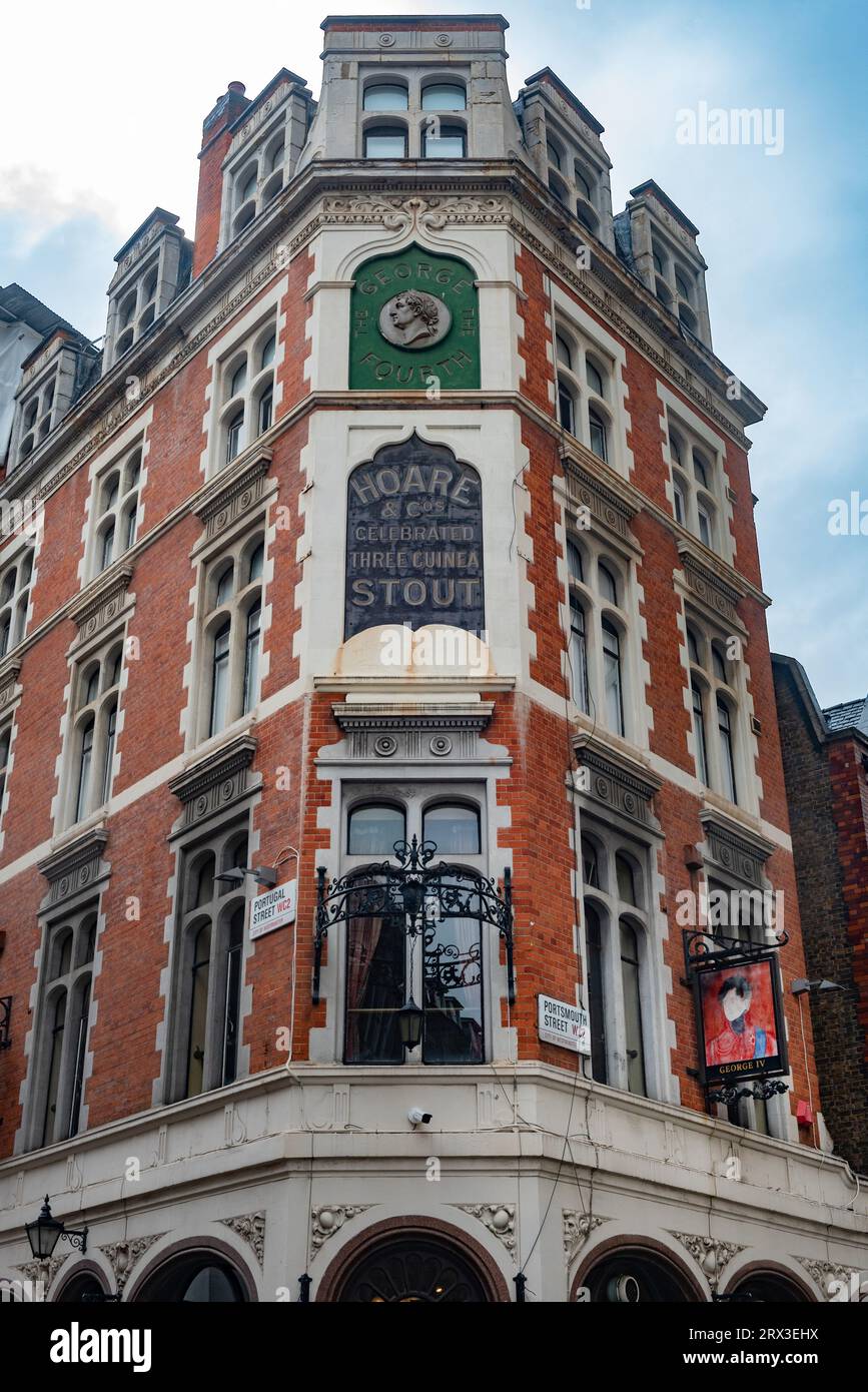 London, Großbritannien. August 2023. Das George 4th Pub mit viktorianischer Architektur und markantem „Hoare & Co“-Branding auf der Vorderseite des Gebäudes. Im Besitz der London School of Economics (Foto: John Wreford/SOPA Images/SIPA USA) Credit: SIPA USA/Alamy Live News Stockfoto