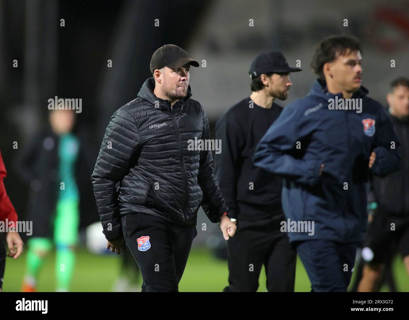 Unterhaching, Deutschland. September 2023. Unterhaching, Deutschland 22. September 2023: Fussball, Herren, 3.Liga, Saison 2023/2024, SpVgg Unterhaching - Arminia Bielefeld, Uhlsportpark Unterhaching Marc Unterberger, Trainer (SpVgg Unterhaching) auf dem Weg in die Kabine DFB-Vorschriften verbieten die Verwendung von Fotos als Bildsequenzen und/oder Quasi-Video Credit: dpa/Alamy Live News Stockfoto