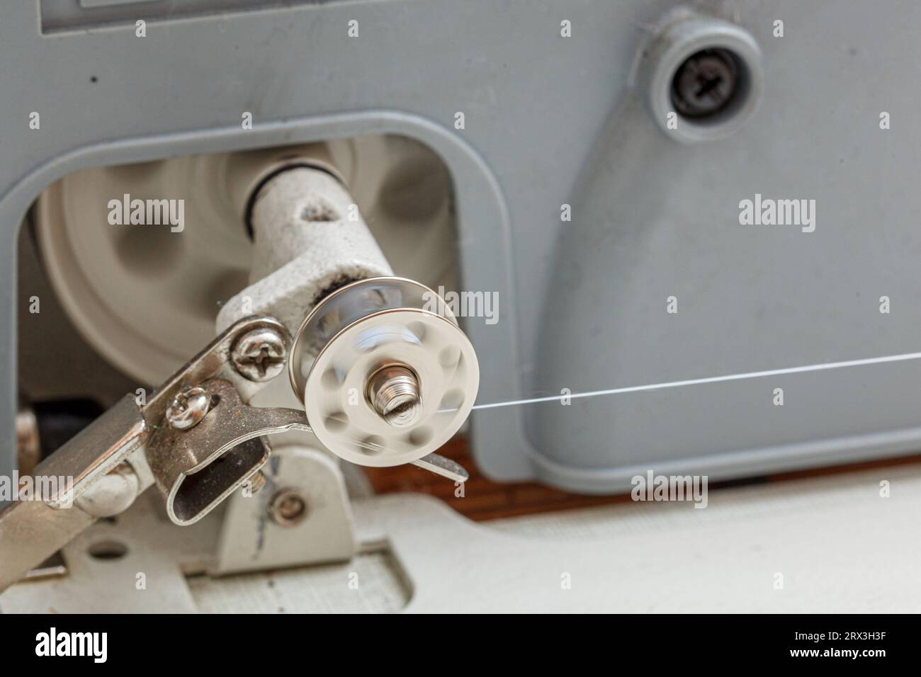 Details einer Nähmaschine, Fadenspule Nahaufnahme Stockfoto