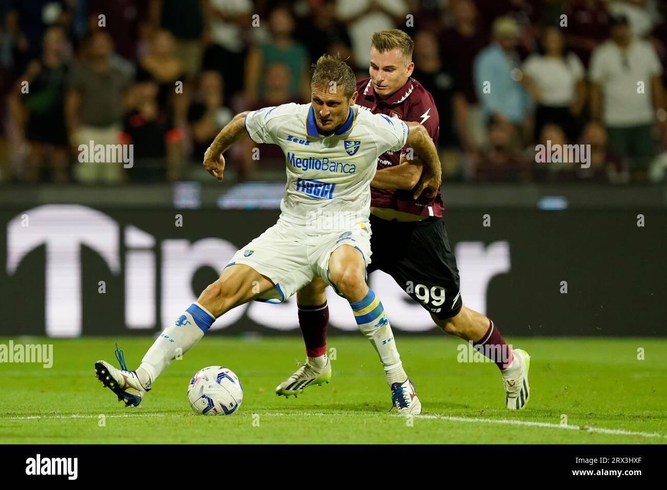 Salerno, Italien. 22. September 2023. Bild von links nach rechts, Simone Romagnoli, Mateusz Legowski in Aktion während des italienischen Fußballspiels der Serie A US Salernitana gegen Frosinone Calcio. Quelle: Mario Taddeo/Alamy Live News Stockfoto