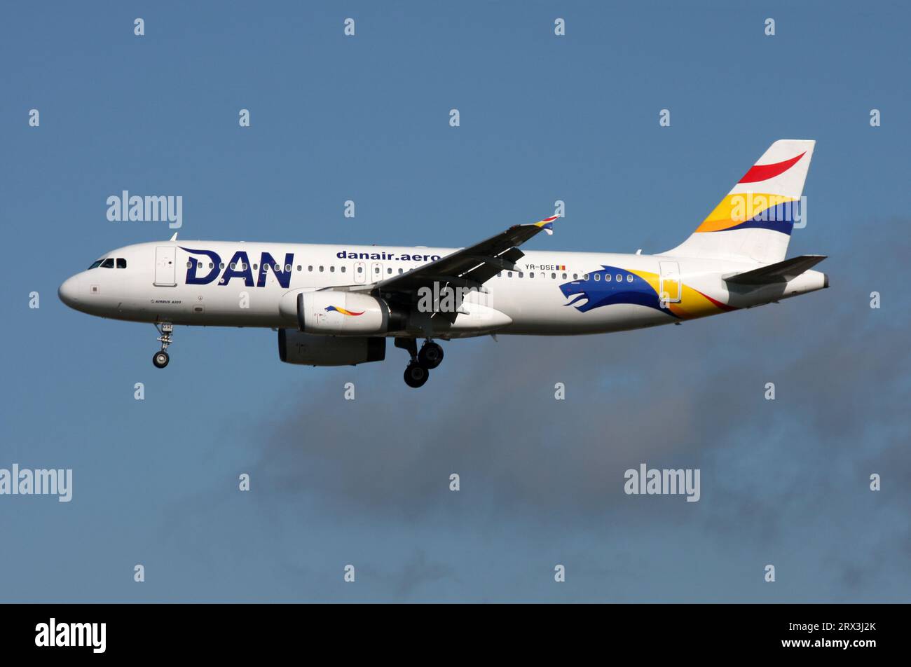 Ein Airbus A320 der rumänischen Fluggesellschaft Dan Air nähert sich dem Flughafen London Gatwick Stockfoto