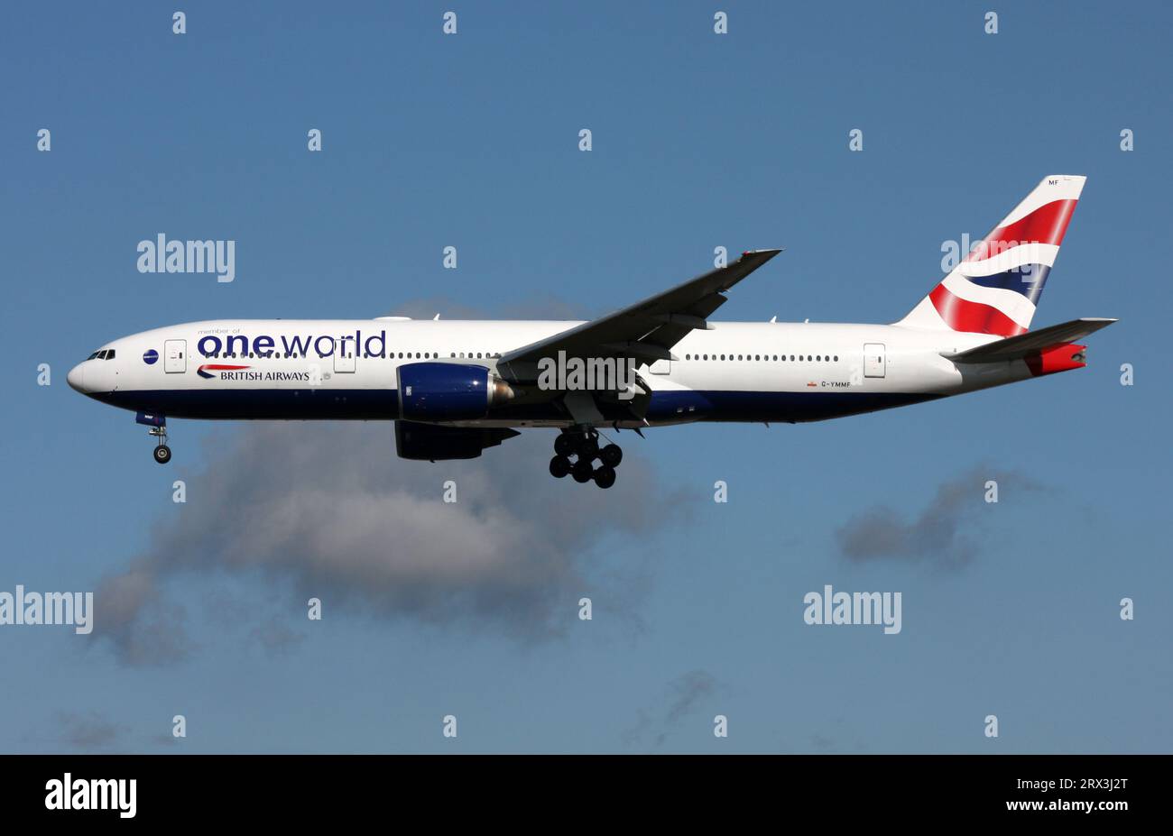 Eine Boeing 777-200 von British Airways, die für die oneworld-Airline-Allianz wirbt, nähert sich dem Flughafen London Gatwick Stockfoto