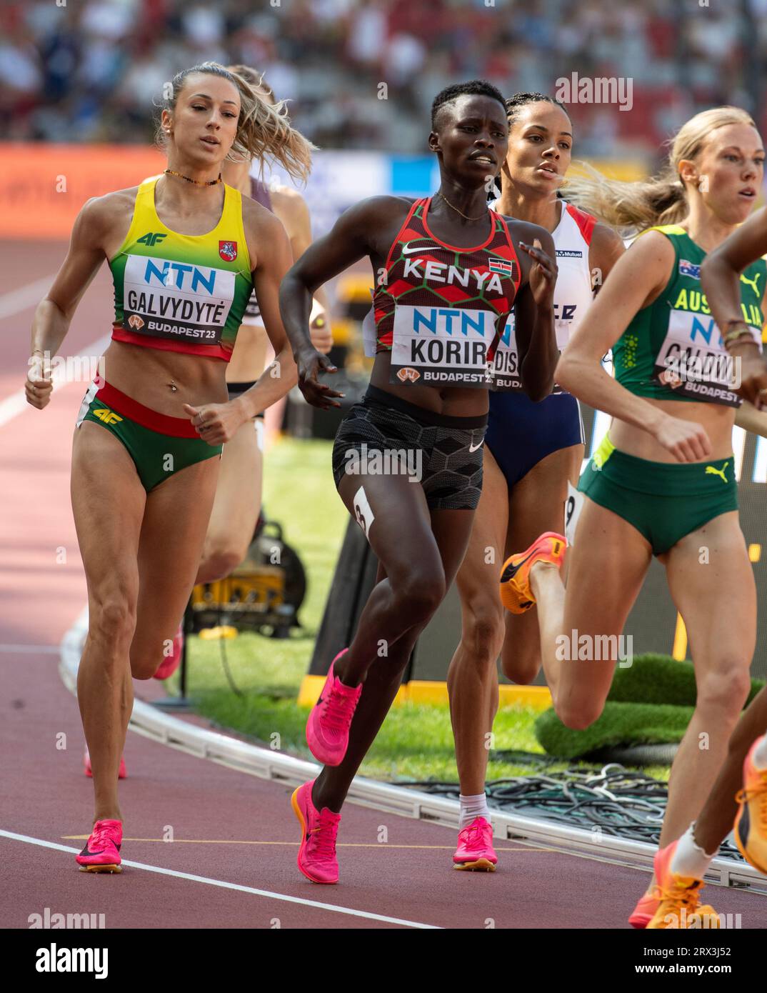 Gabaija Galvydyte aus Litauen und Naomi Korir aus Kenia konkurrieren am fünften Tag in der 800-m-Hitze 3 bei den Leichtathletik-Weltmeisterschaften im National Stockfoto