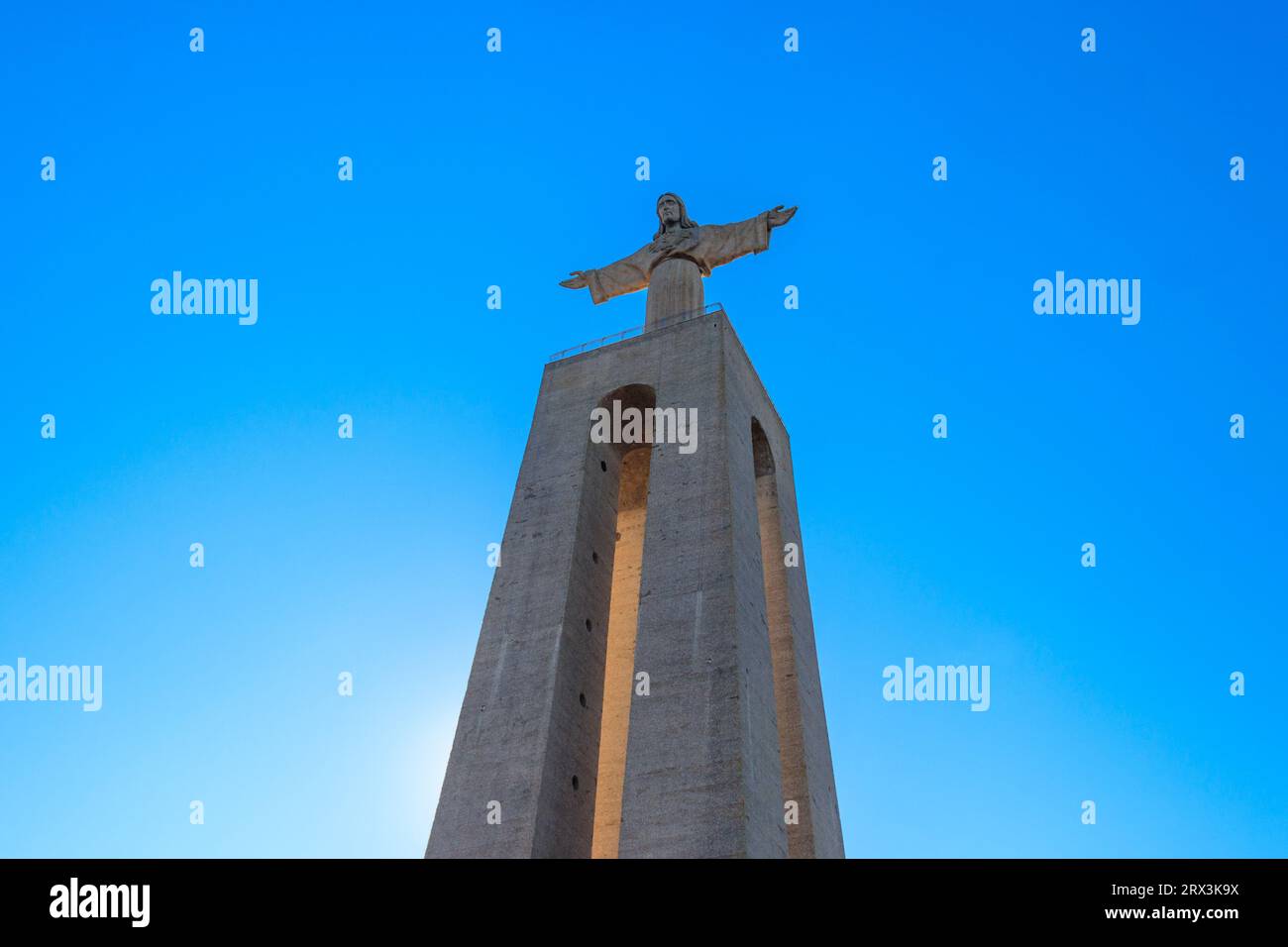 Das Heiligtum Christi des Königs (Cristo Rei) mit Blick auf die Stadt Lissabon in Almada, in Portugal Stockfoto