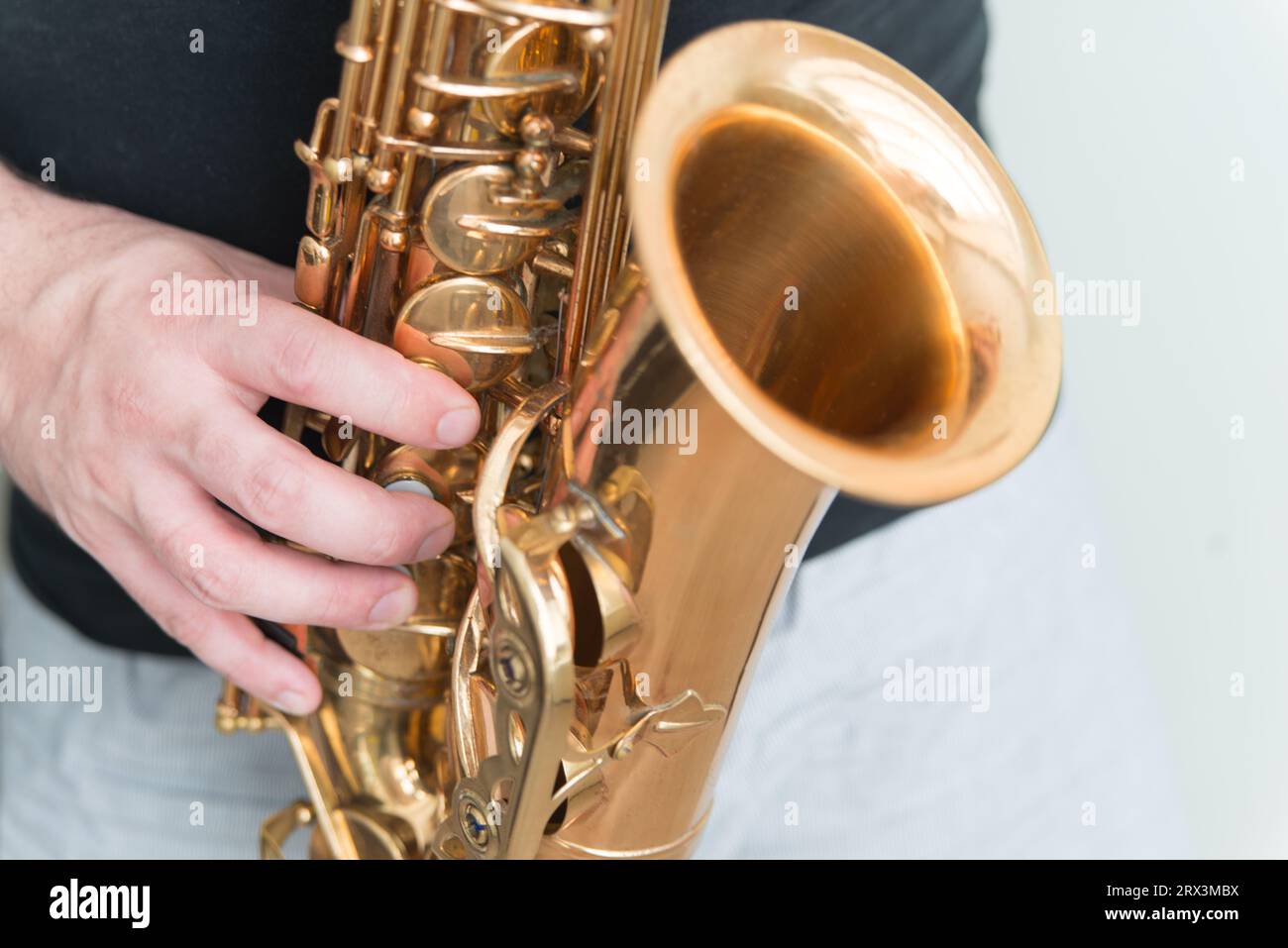 Hand eines Mannes, der auf Saxophon spielt. Musiker spielt Saxophon Stockfoto