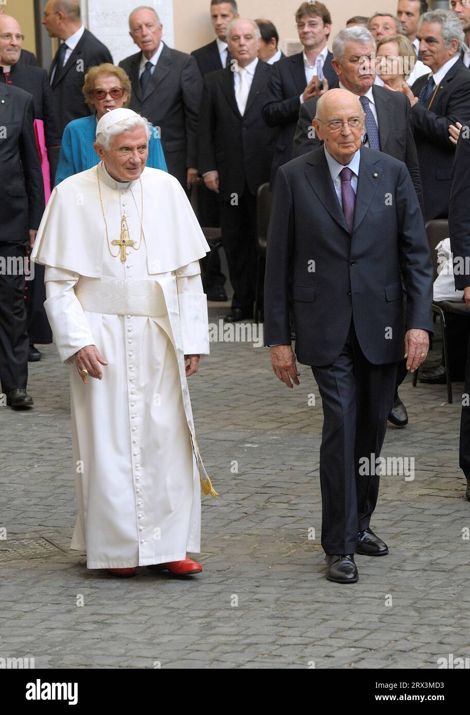 Rom, Italien. September 2023. Italienischer Präsident Giorgio Napolitano und Papst Benedikt XVI. Im Bild: Konzert zu Ehren von Papst BENEDIKT XVI., seiner Sommerresidenz in Castelgandolfo am Stadtrand von Rom. Das West-Eastern Divan Orchestra unter der Regie von DANIEL BARENBOIM.11. Juli 2012 Credit: dpa/Alamy Live News Stockfoto