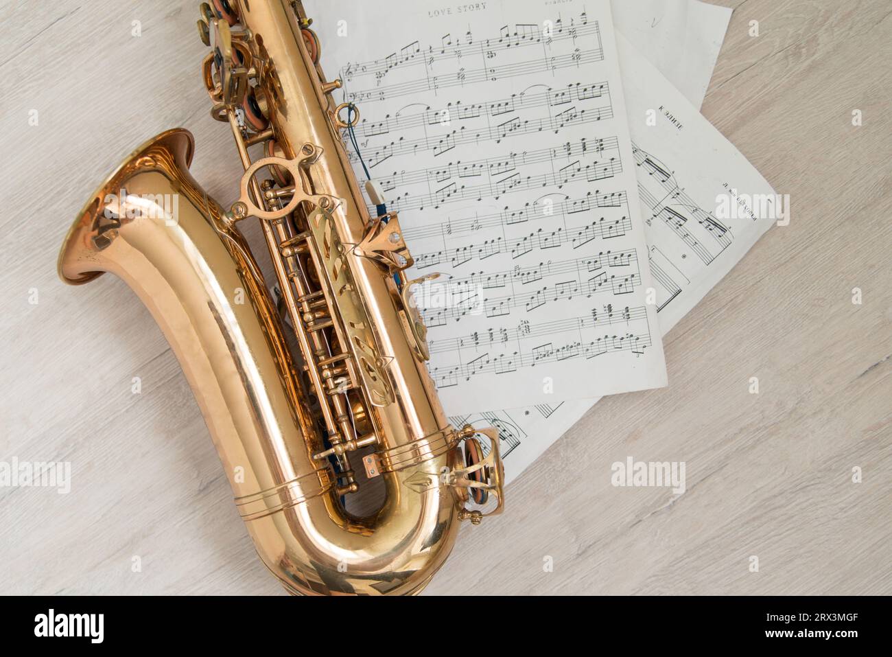 Flatlay-Bild des Saxophons auf den Notizblättern Stockfoto