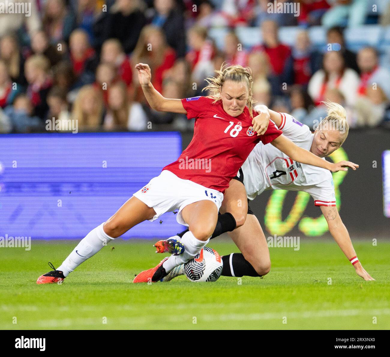 Oslo, Norwegen. September 2023. Oslo, Norwegen, 22. September 2023: Frida Maanum (18 Norwegen) und Celina Degen (4 Österreich) kämpfen während des Fußballspiels der UEFA Women's Nations League zwischen Norwegen und Österreich im Ullevaal-Stadion in Oslo, Norwegen. (Ane Frosaker/SPP) Credit: SPP Sport Press Photo. Alamy Live News Stockfoto