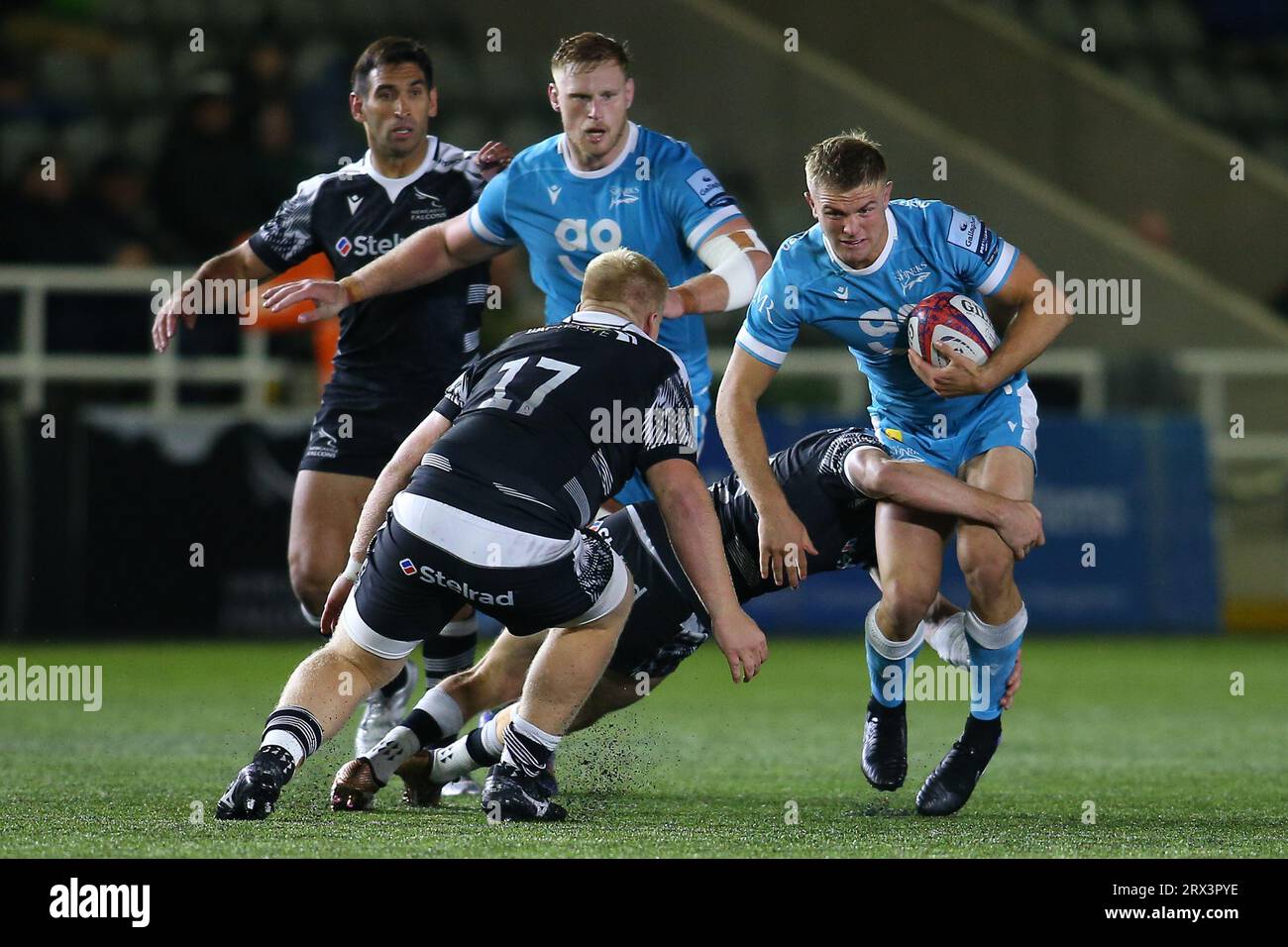 Sale Sharks's Connor Doherty wird von Newcastle Falcons Phil Brantingham während des Premiership Cup-Spiels zwischen Newcastle Falcons und Sale Sharks im Kingston Park, Newcastle am Freitag, den 22. September 2023, angegriffen. (Foto: Michael Driver | MI News) Credit: MI News & Sport /Alamy Live News Stockfoto