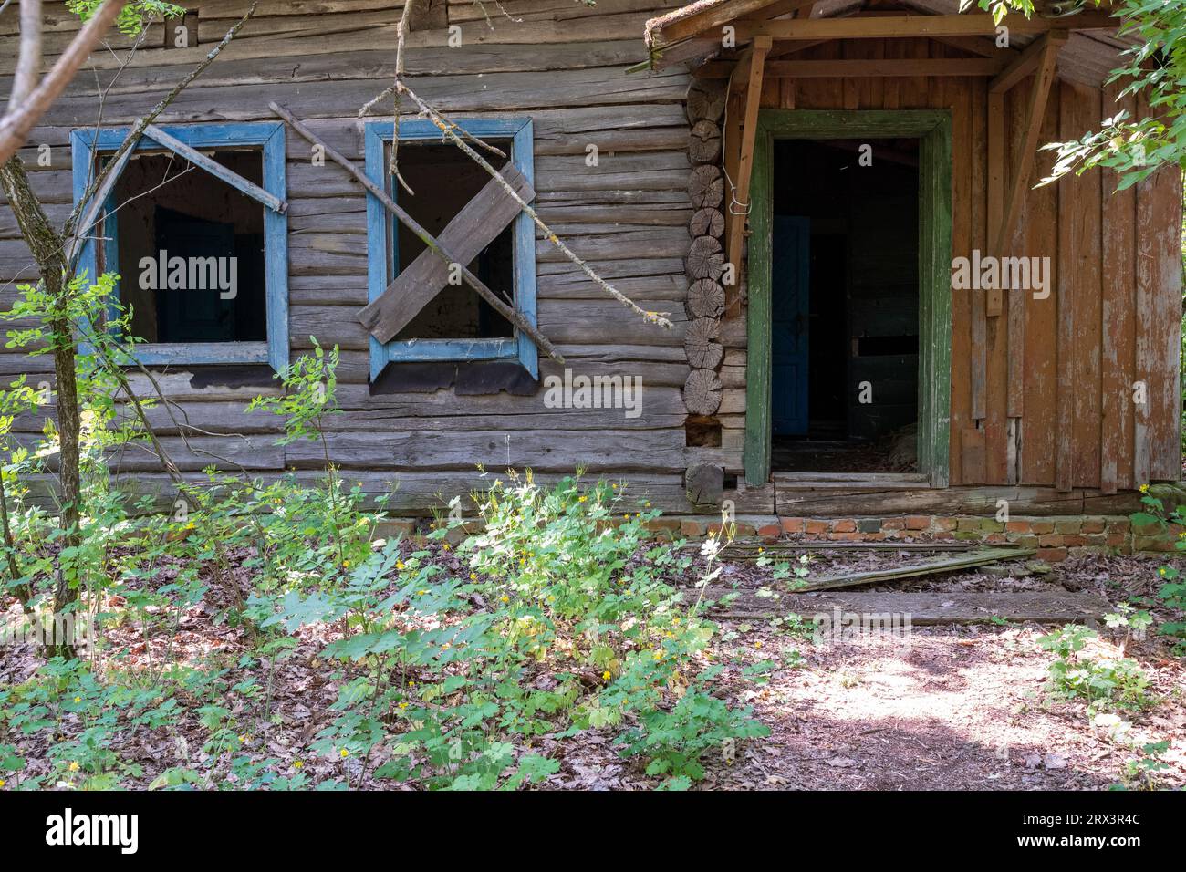 Verlassene Privathäuser in der Ausschlusszone von Belarus Stockfoto