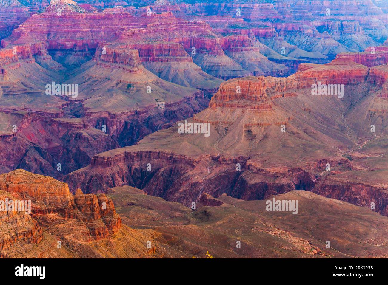 Sonnenaufgang am Südrand des Grand Canyon National Park in Arizona. Der Grand Canyon ist ein geologisches Wunder, mit Felsschichten als Fenster in die Vergangenheit. Stockfoto