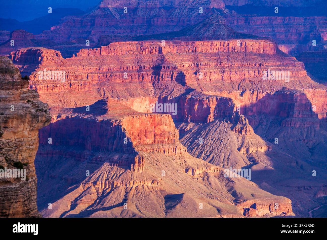 Sonnenaufgang am Südrand des Grand Canyon National Park in Arizona. Der Grand Canyon ist ein geologisches Wunder, mit Felsschichten als Fenster in die Vergangenheit. Stockfoto