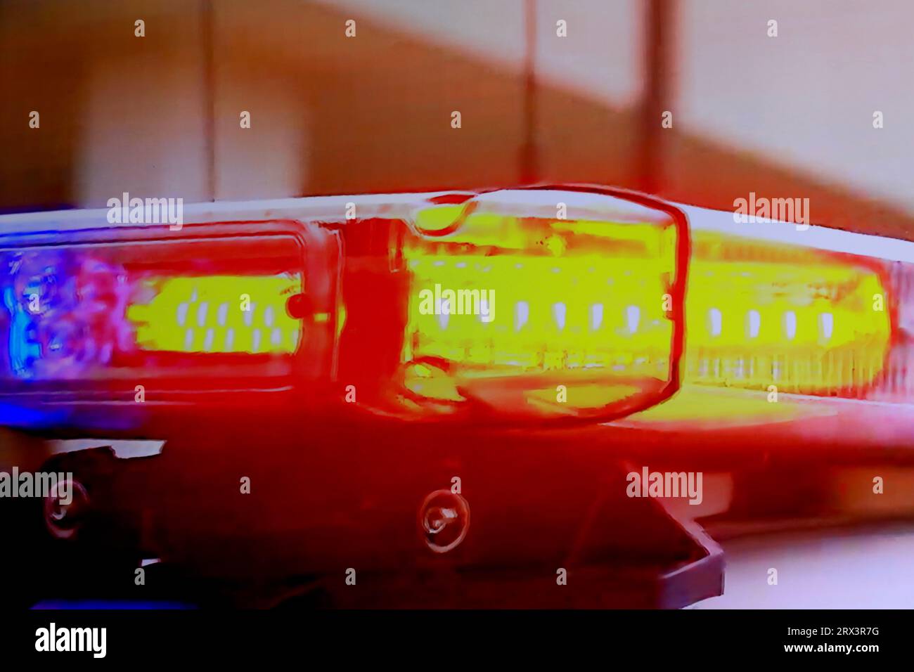 Polizeiauto blinkt Lichter an einem Tatort Stockfoto