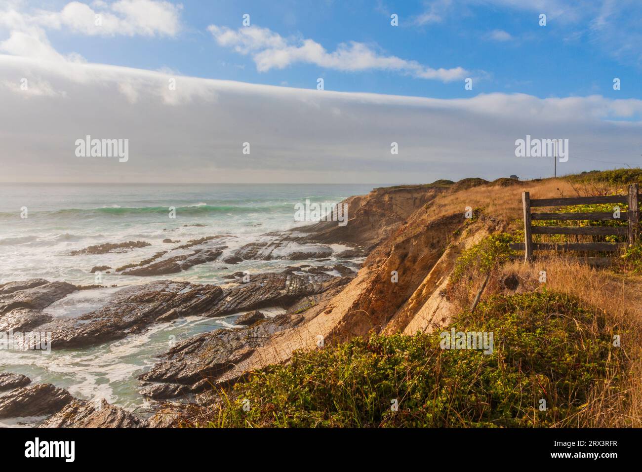 Weiße, rauschende Wellen und hohe Wellen mit Sturm kommen auf der Point Arena Lighthouse-Halbinsel an der felsigen pazifikküste Kaliforniens. Stockfoto