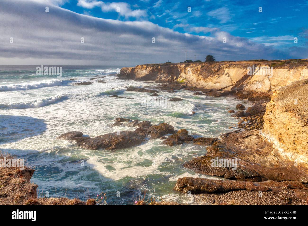 Weiße, rauschende Wellen und hohe Wellen mit Sturm kommen auf der Point Arena Lighthouse-Halbinsel an der felsigen pazifikküste Kaliforniens. Stockfoto