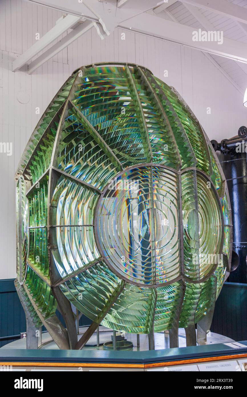 Fresnel Lens im Museum am Point Arena Lighthouse an der pazifikküste im Norden Kaliforniens. Der ursprüngliche Leuchtturm wurde 1870 fertiggestellt. Stockfoto