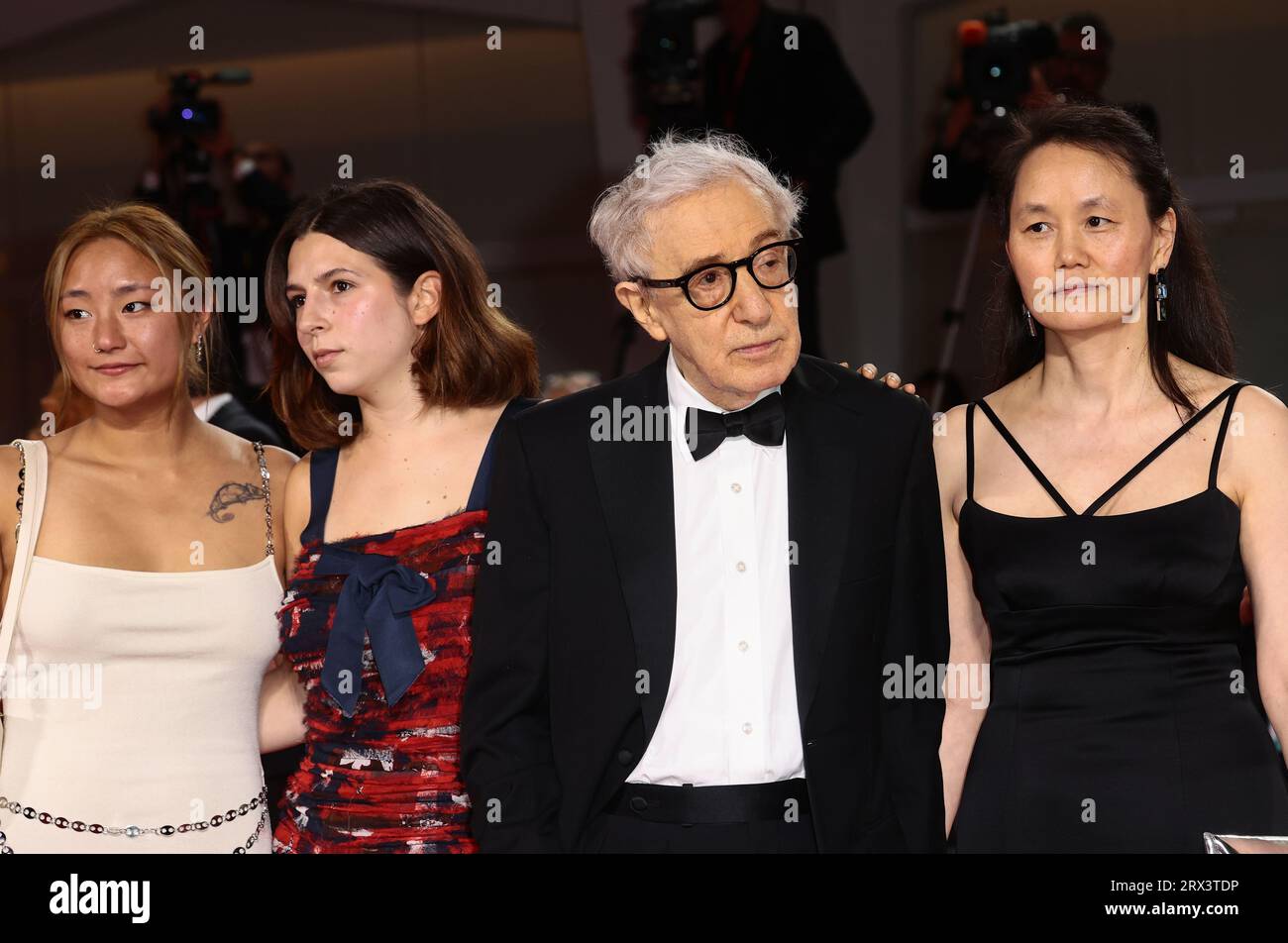 VENEDIG, ITALIEN - 4. SEPTEMBER: Woody Allen, Soon-Yi Previn, Bechet Allen und Manzie Tio Allen nehmen an einem roten Teppich für den Film „Coup de Chance“ Teil Stockfoto