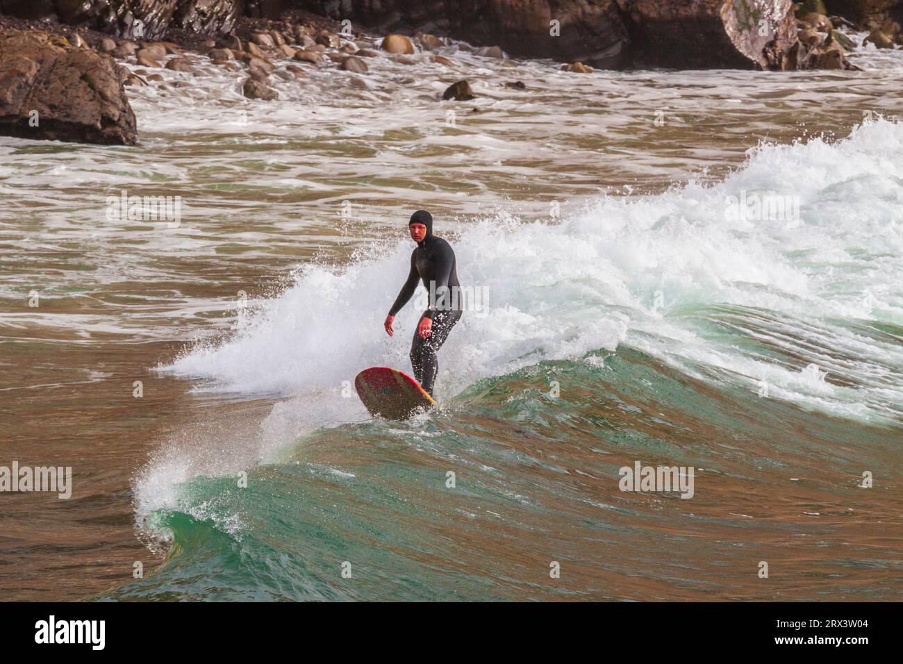 Surfer fangen eine Welle im Pazifik am Point Arena Pier an der Küste Nordkaliforniens. Stockfoto