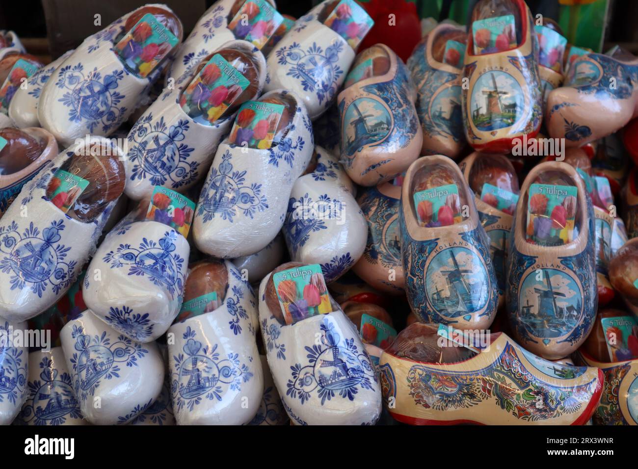 Amsterdam. Souvenir Clogs zum Verkauf in Amsterdam, Niederlande. Stockfoto