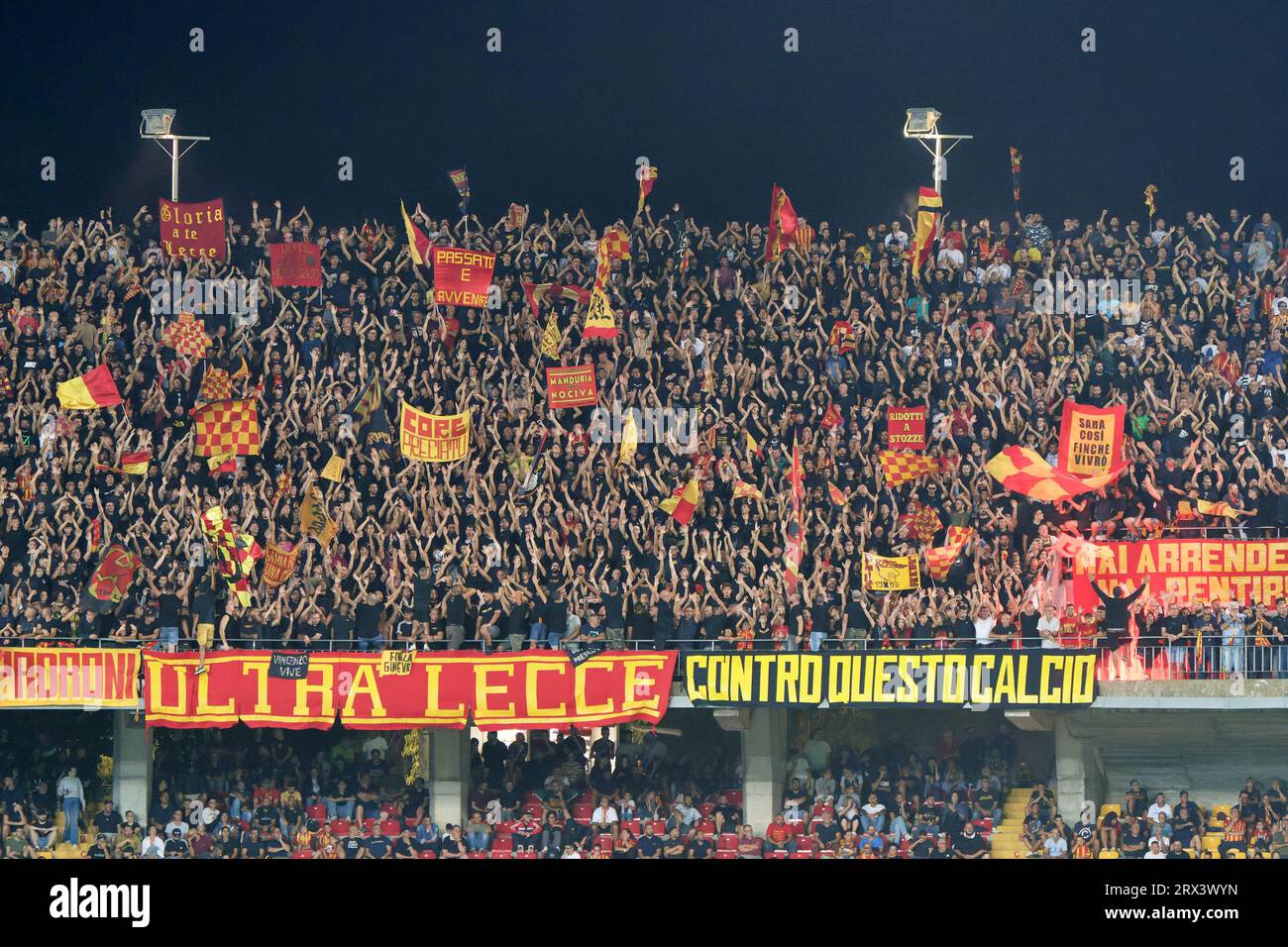 Lecce, Italien. September 2023. Milan Badelj (Genua CFC) und Hamza Rafia (US  Lecce) während des Spiels Lecce gegen Genua CFC, italienische Fußballserie  A in Lecce, Italien, 22. September 2023 Credit: Independent Photo