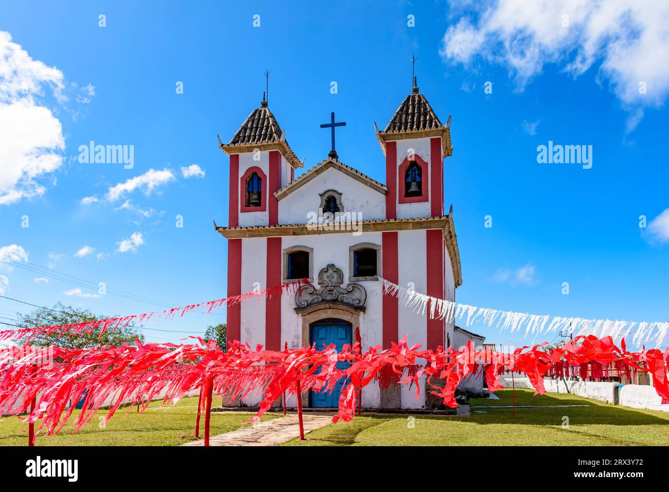 Historische Kirche mit bunten Bändern für religiöse Feiern in der Stadt Lavras Novas in Minas Gerais Stockfoto