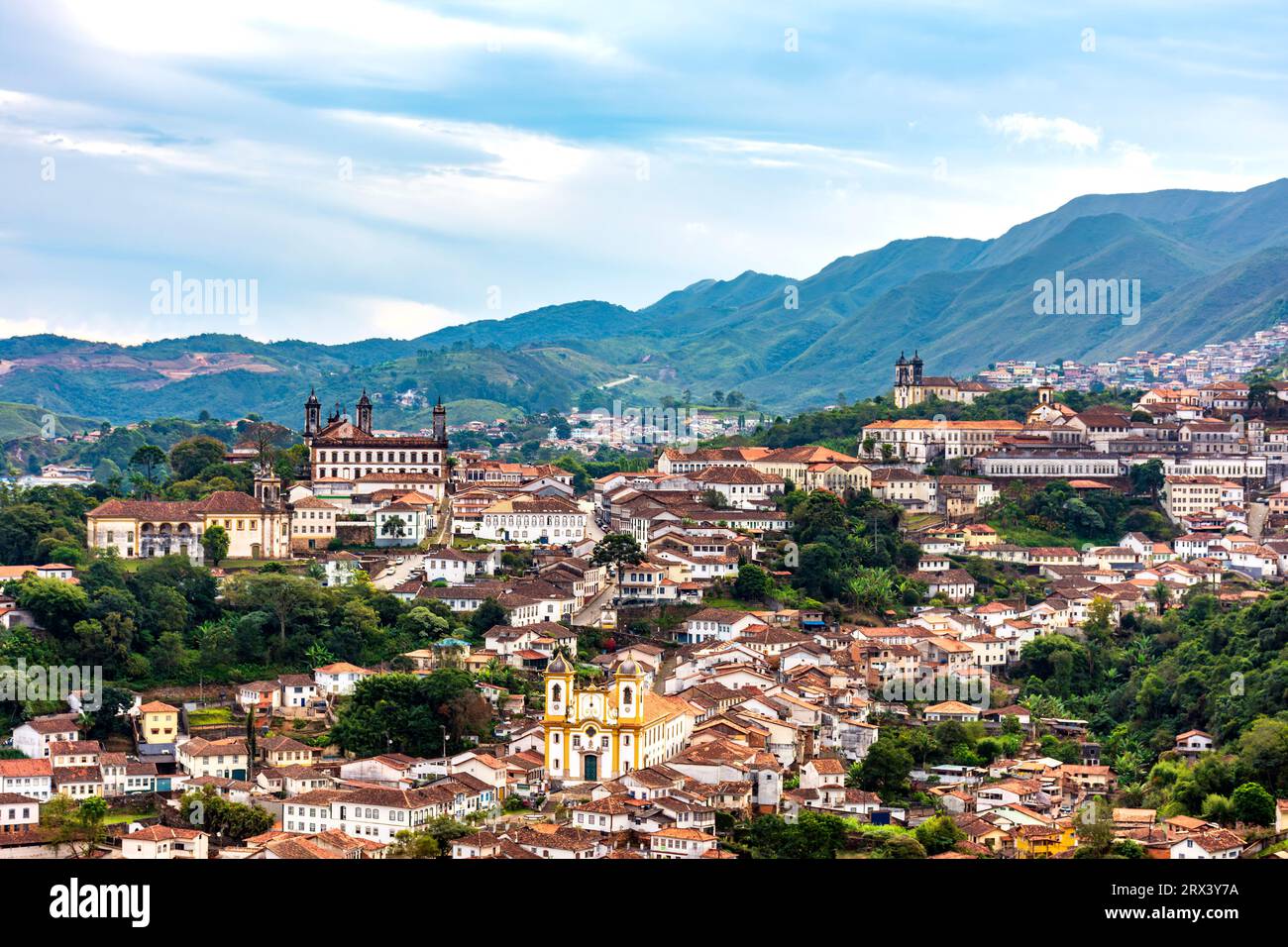 Panoramablick auf die historische Stadt Ouro Preto mit ihrer Kirche und barocken Gebäuden Stockfoto