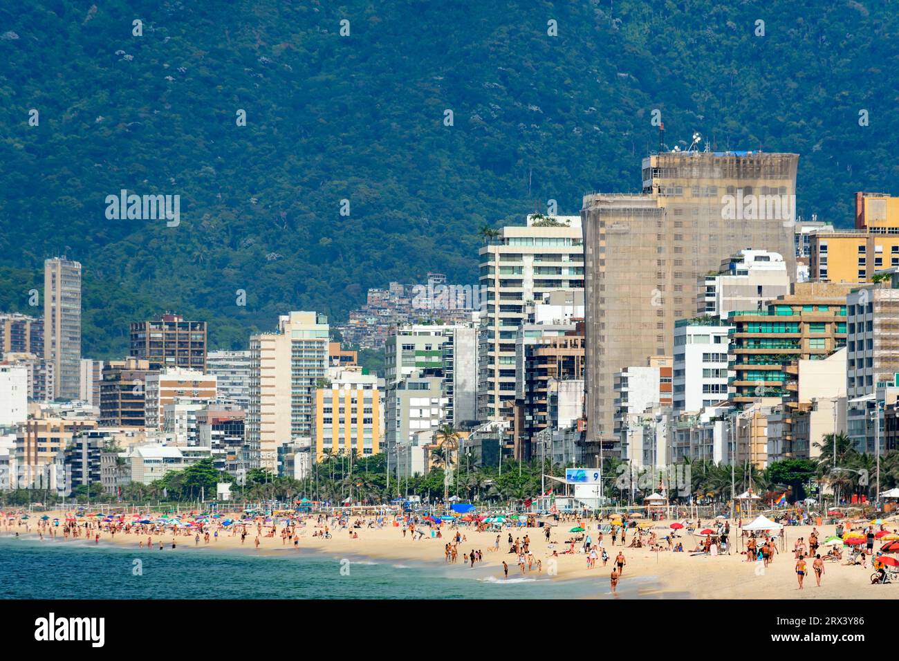 Sommertag in der Stadt Rio de Janeiro mit Ipanema Strand besetzt von Stadtbewohnern und Touristen Stockfoto