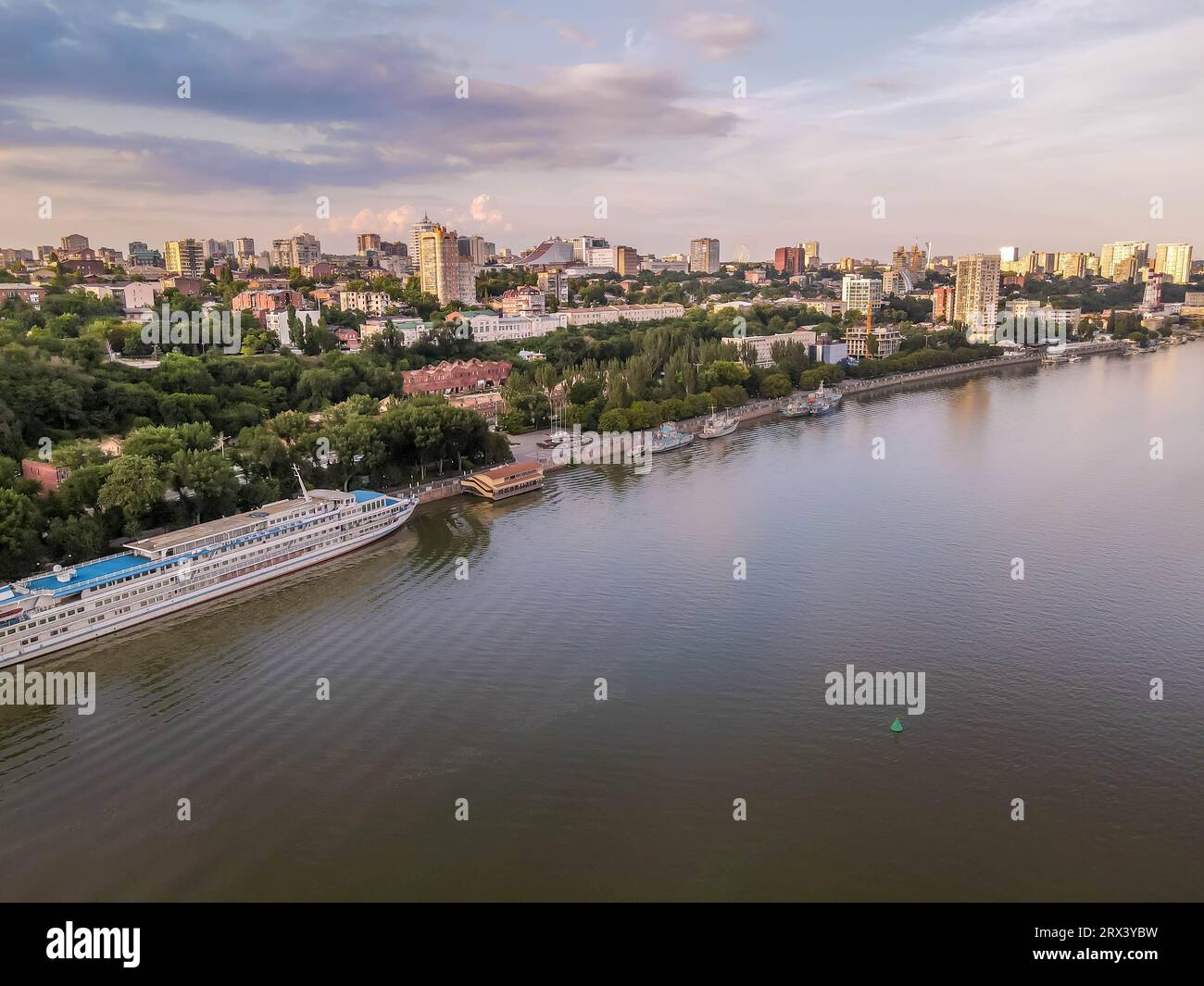 Der Blick aus der Vogelperspektive auf den Don und die Innenstadt in der Stadt Rostow-am-Don (Rostow-na-Donu), Südrussland, nahe der Grenze zur Ukraine. Stockfoto