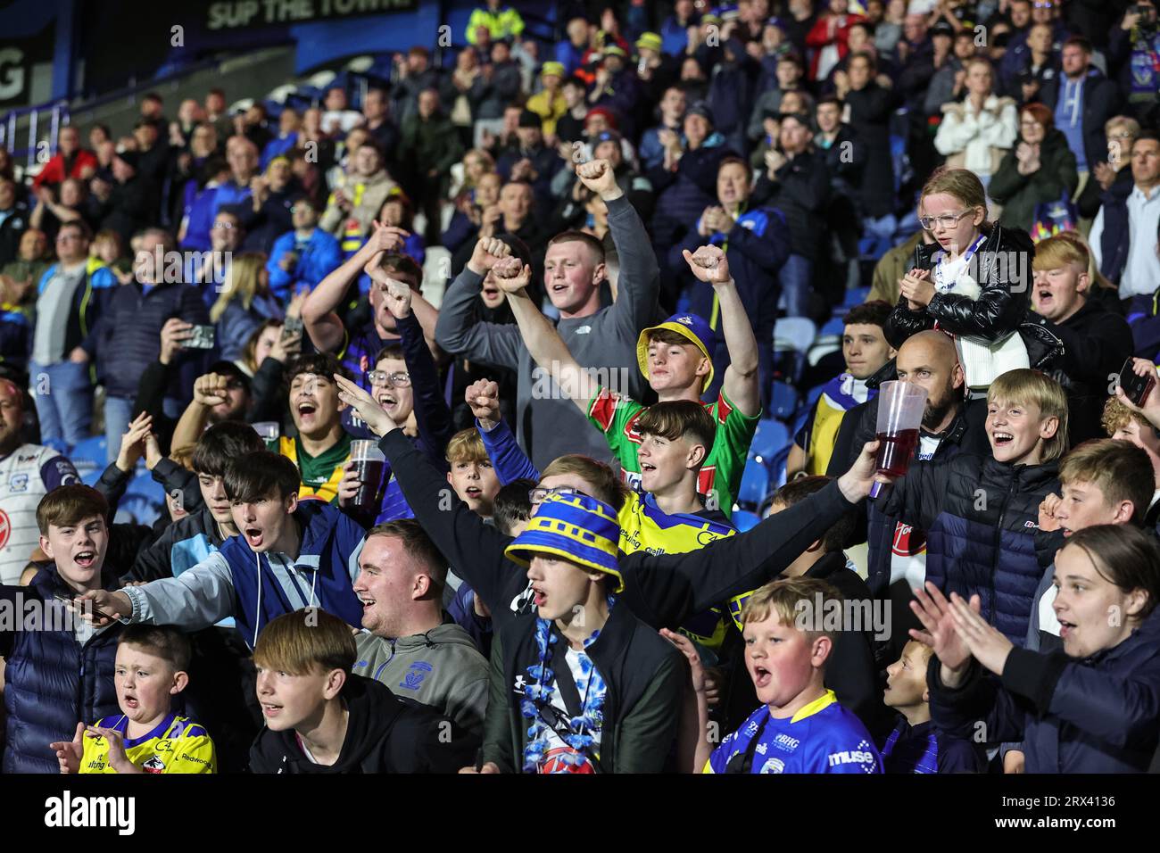 Warrington-Fans feiern die Playoffs während des Spiels Huddersfield Giants vs Warrington Wolves in der Betfred Super League Round 27 im John Smith's Stadium, Huddersfield, Großbritannien, 22. September 2023 (Foto: Mark Cosgrove/News Images) Stockfoto