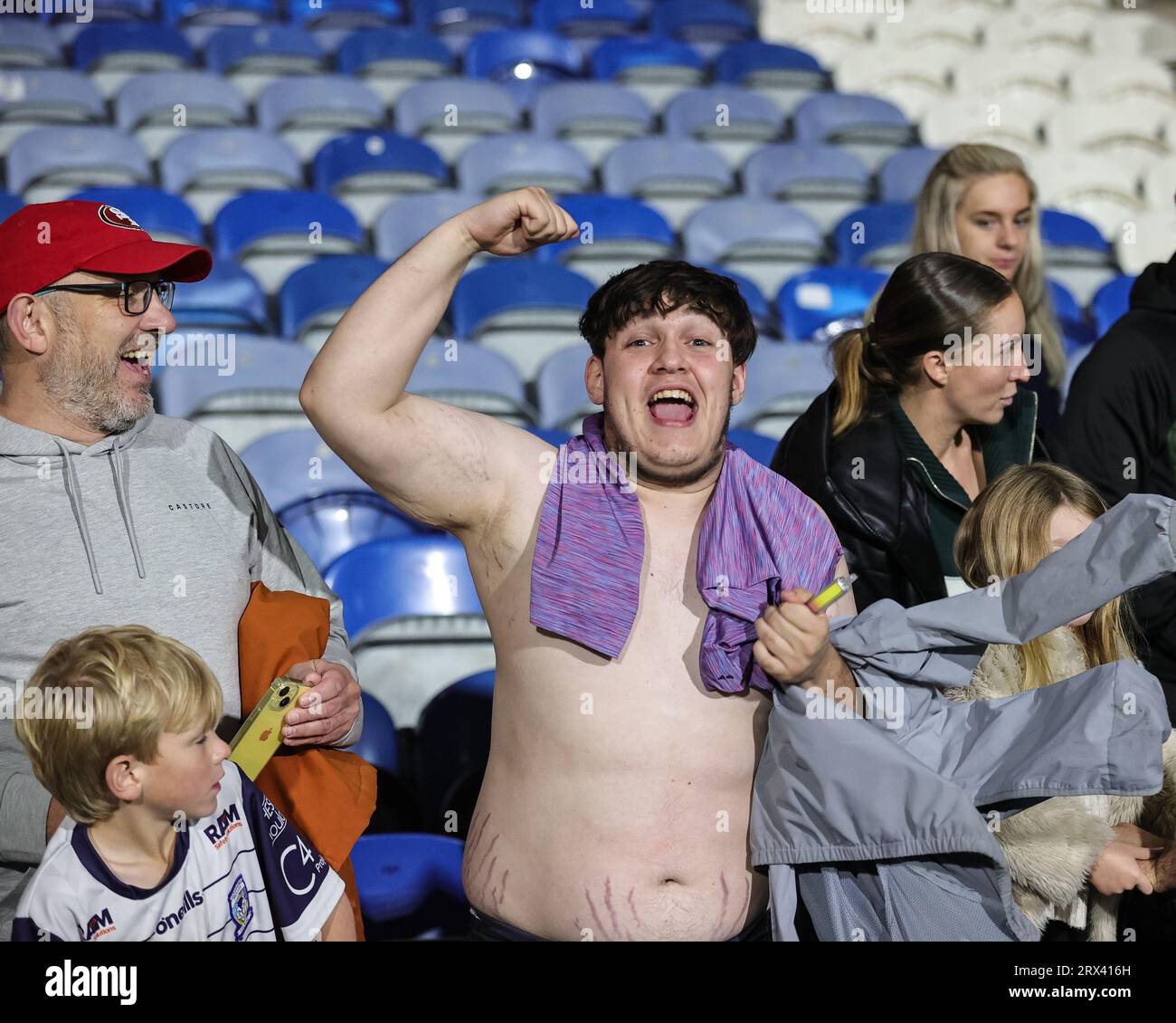 Warrington-Fans feiern die Playoffs während des Spiels Huddersfield Giants vs Warrington Wolves in der Betfred Super League Round 27 im John Smith's Stadium, Huddersfield, Großbritannien, 22. September 2023 (Foto: Mark Cosgrove/News Images) Stockfoto