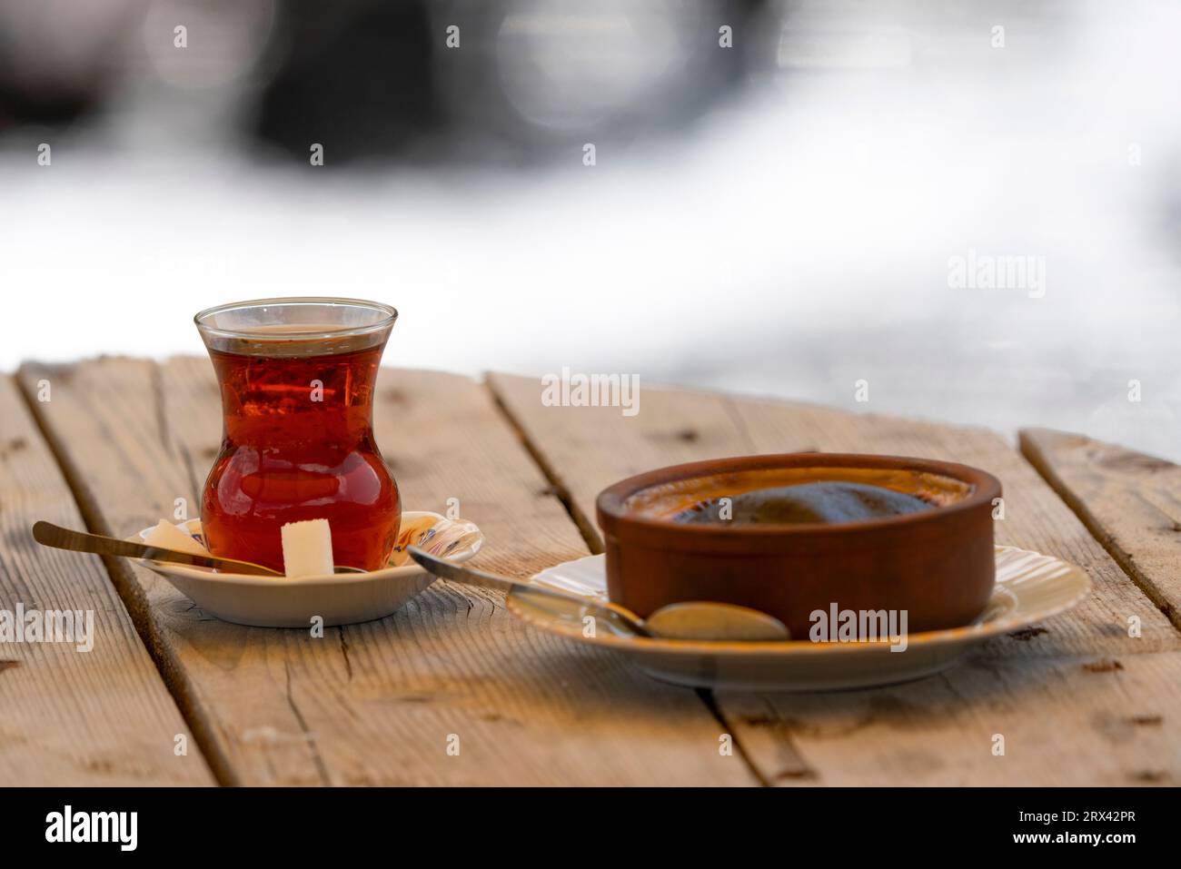 Türkischer Tee und Reispudding auf dem Holztisch Stockfoto