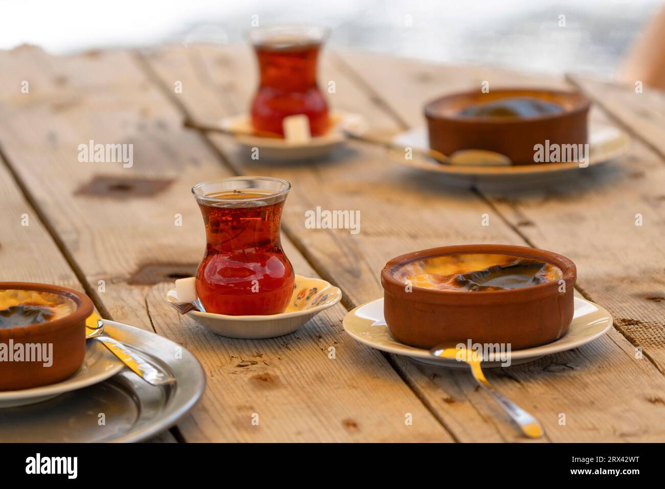 Türkischer Tee und Reispudding auf dem Holztisch Stockfoto