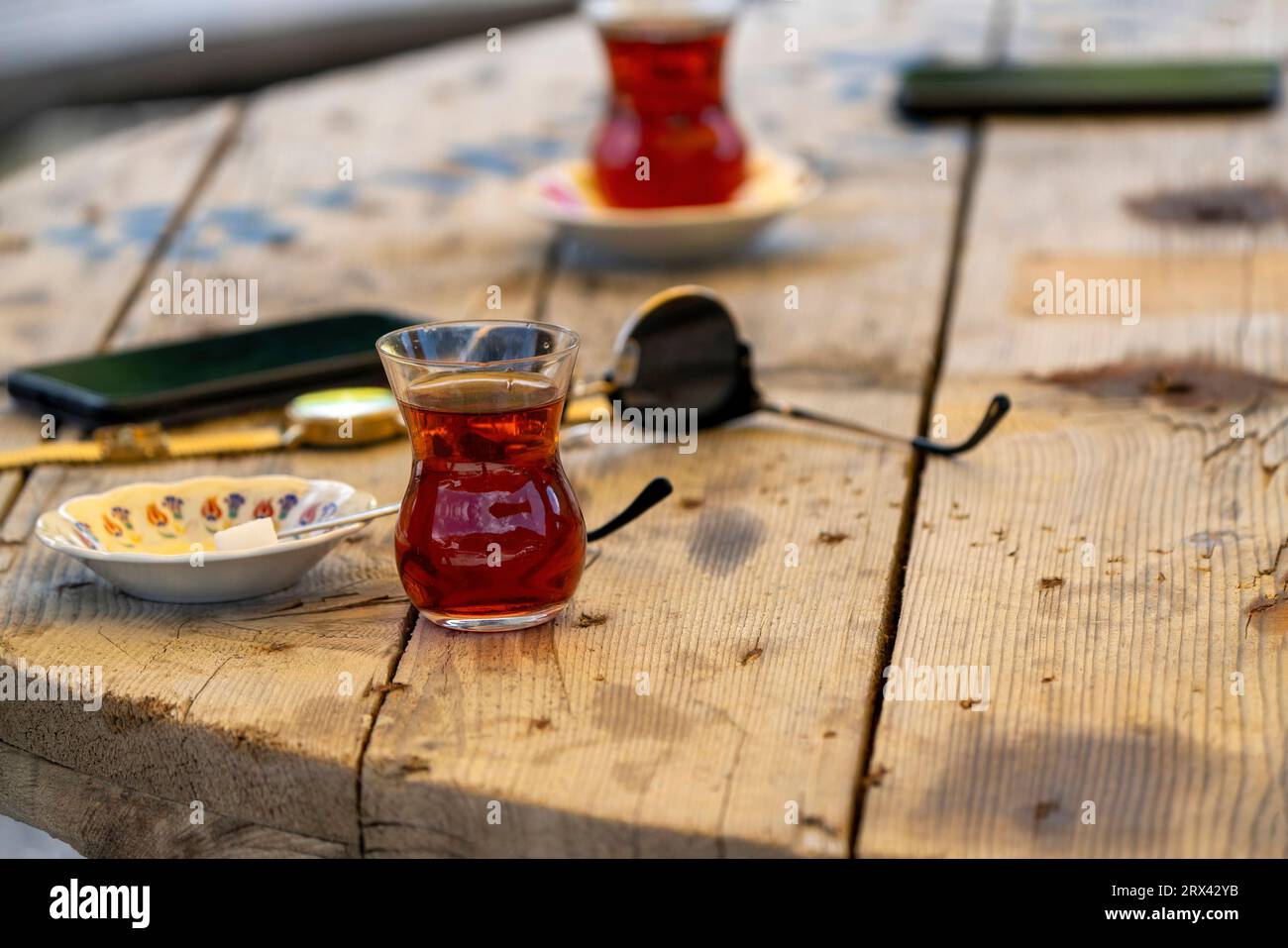 Türkischer Tee auf dem Tisch. Stockfoto