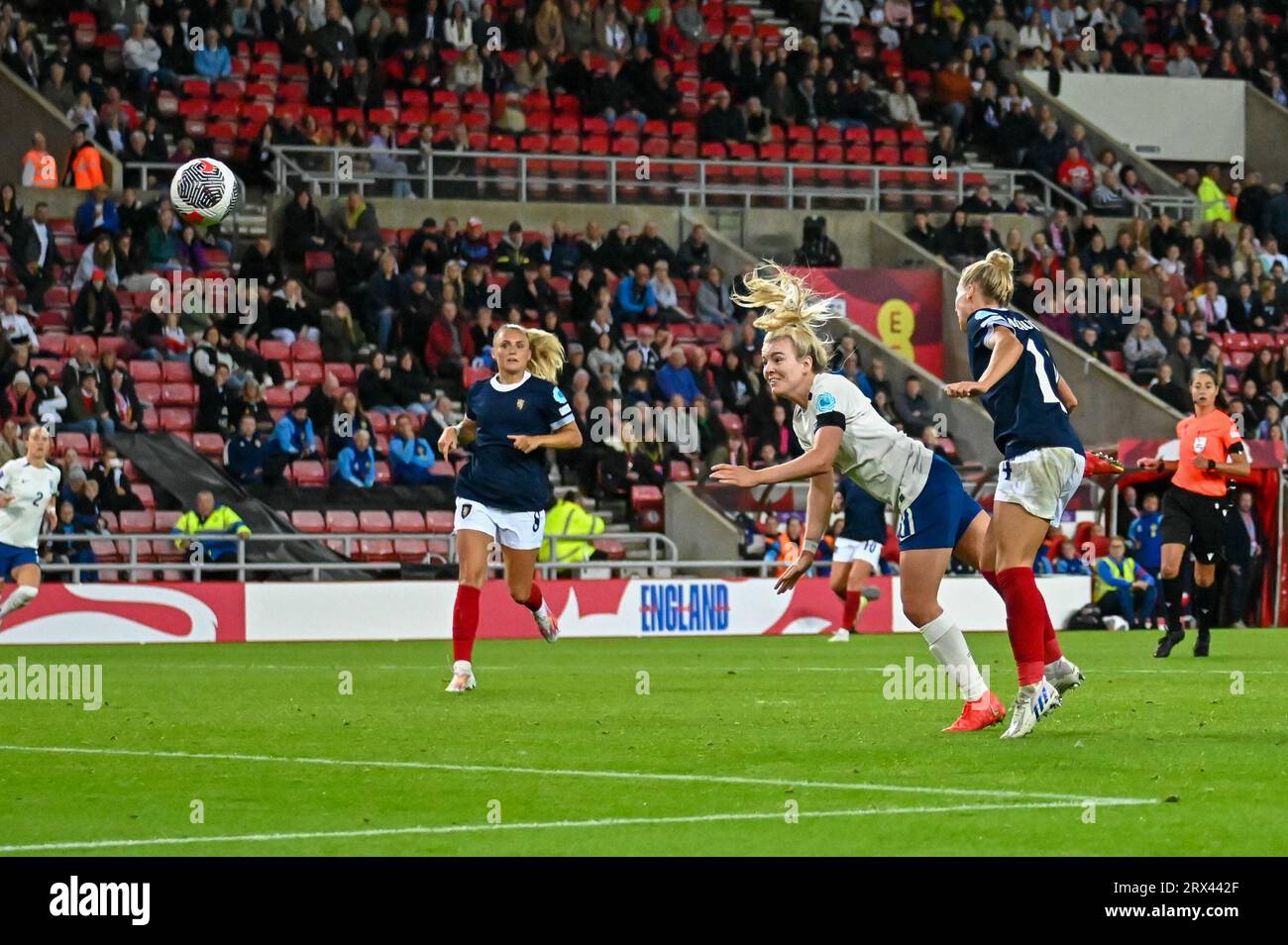 Lauren Hanp (Mitte) führt in der UEFA Nations League das zweite Tor Englands gegen Schottland an. Stockfoto