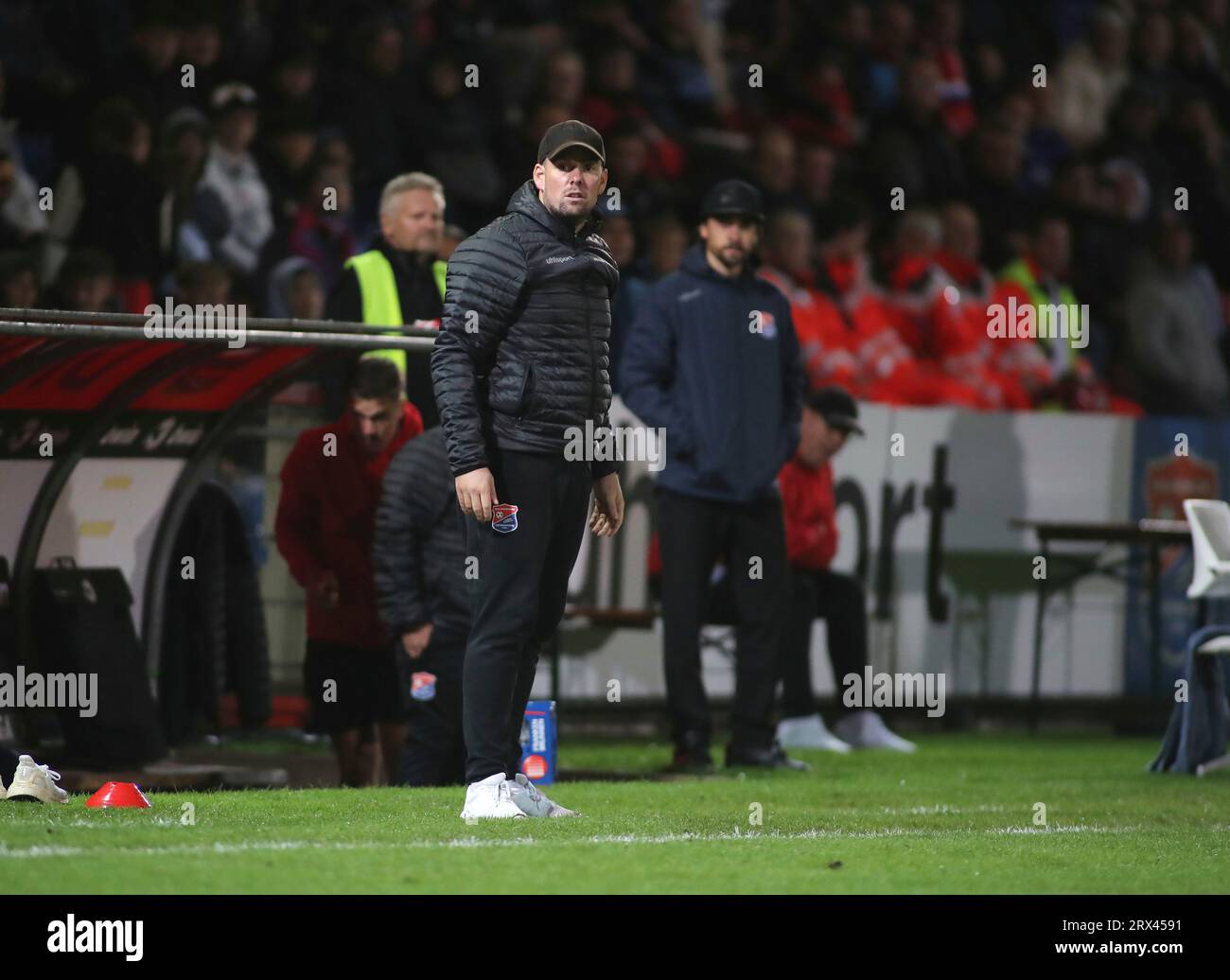 Unterhaching, Deutschland. September 2023. Unterhaching, Deutschland 22. September 2023: Fussball, Herren, 3.Liga, Saison 2023/2024, SpVgg Unterhaching - Arminia Bielefeld, Uhlsportpark Unterhaching Marc Unterberger, Trainer (SpVgg Unterhaching) mit Blick nach Links die DFB-Vorschriften verbieten die Verwendung von Fotos als Bildsequenzen und/oder Quasi-Video Stockfoto