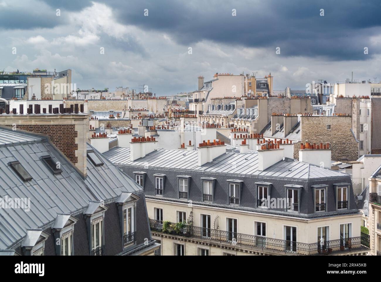 Paris, Frankreich, Ein Stadtbild mit Dächern klassischer pariser Architektur, nur redaktionell. Stockfoto