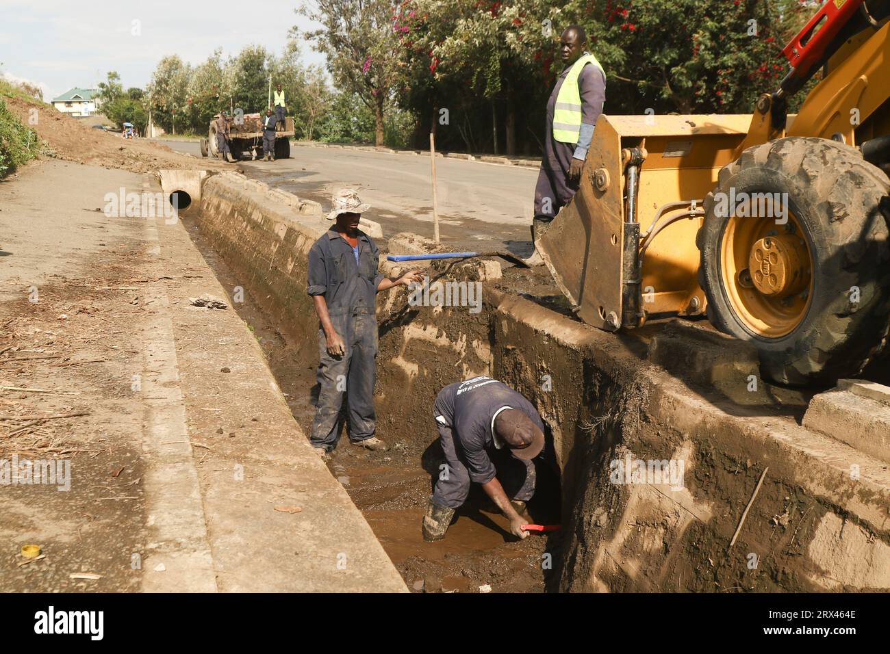 Nakuru, Kenia. September 2023. Die Arbeiter sahen, wie sie einen Kanal vor dem erwarteten El NiÃ±o im Oktober entstaubten. Der Wettermann prognostizierte überdurchschnittliche Niederschläge im ganzen Land von Oktober bis Dezember 2023 aufgrund des El NiÃ±o-Klimaphänomens. (Credit Image: © James Wakibia/SOPA Images via ZUMA Press Wire) NUR REDAKTIONELLE VERWENDUNG! Nicht für kommerzielle ZWECKE! Quelle: ZUMA Press, Inc./Alamy Live News Stockfoto