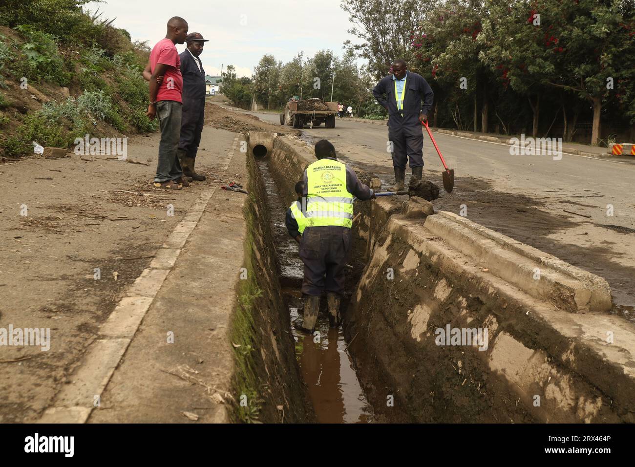 Nakuru, Kenia. September 2023. Die Arbeiter sahen, wie sie einen Kanal vor dem erwarteten El NiÃ±o im Oktober entstaubten. Der Wettermann prognostizierte überdurchschnittliche Niederschläge im ganzen Land von Oktober bis Dezember 2023 aufgrund des El NiÃ±o-Klimaphänomens. (Credit Image: © James Wakibia/SOPA Images via ZUMA Press Wire) NUR REDAKTIONELLE VERWENDUNG! Nicht für kommerzielle ZWECKE! Quelle: ZUMA Press, Inc./Alamy Live News Stockfoto