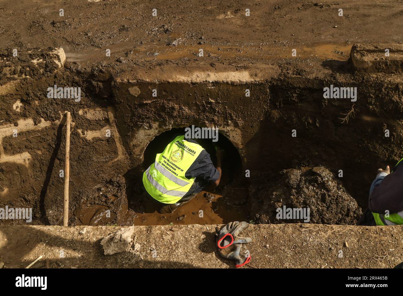 Nakuru, Kenia. September 2023. Ein Arbeiter sah, wie er einen Kanal vor dem erwarteten El NiÃ±o im Oktober entblockte. Der Wettermann prognostizierte überdurchschnittliche Niederschläge im ganzen Land von Oktober bis Dezember 2023 aufgrund des El NiÃ±o-Klimaphänomens. (Credit Image: © James Wakibia/SOPA Images via ZUMA Press Wire) NUR REDAKTIONELLE VERWENDUNG! Nicht für kommerzielle ZWECKE! Quelle: ZUMA Press, Inc./Alamy Live News Stockfoto