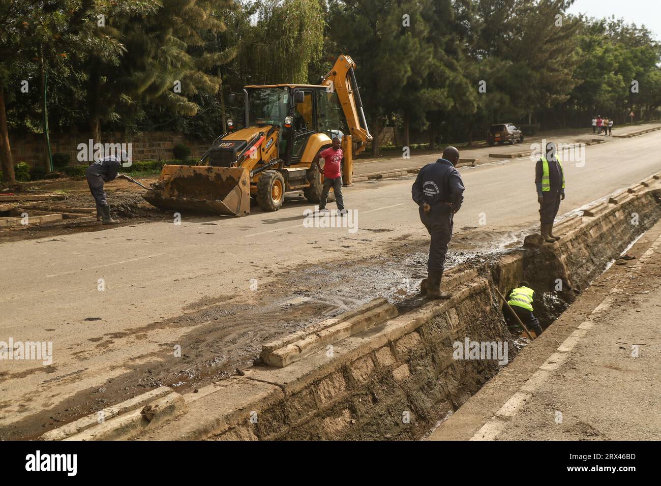 Nakuru, Kenia. September 2023. Die Arbeiter sahen, wie sie einen Kanal vor dem erwarteten El NiÃ±o im Oktober entstaubten. Der Wettermann prognostizierte überdurchschnittliche Niederschläge im ganzen Land von Oktober bis Dezember 2023 aufgrund des El NiÃ±o-Klimaphänomens. (Credit Image: © James Wakibia/SOPA Images via ZUMA Press Wire) NUR REDAKTIONELLE VERWENDUNG! Nicht für kommerzielle ZWECKE! Quelle: ZUMA Press, Inc./Alamy Live News Stockfoto