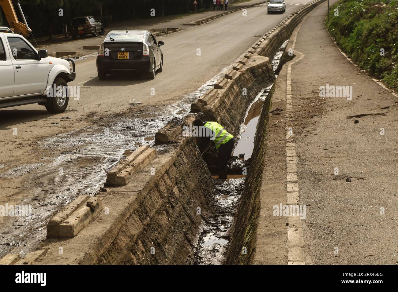 Nakuru, Kenia. September 2023. Ein Arbeiter sah, wie er einen Kanal vor dem erwarteten El NiÃ±o im Oktober entblockte. Der Wettermann prognostizierte überdurchschnittliche Niederschläge im ganzen Land von Oktober bis Dezember 2023 aufgrund des El NiÃ±o-Klimaphänomens. (Credit Image: © James Wakibia/SOPA Images via ZUMA Press Wire) NUR REDAKTIONELLE VERWENDUNG! Nicht für kommerzielle ZWECKE! Quelle: ZUMA Press, Inc./Alamy Live News Stockfoto