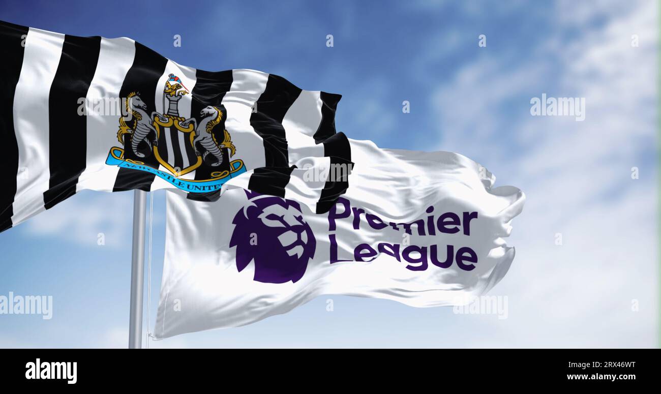 Newcastle, Großbritannien; Sept. 2023: Die Flaggen des Newcastle Football Club und der Premier League wehen an einem klaren Tag zusammen. Illustrative redaktionelle 3D-Illustration Stockfoto