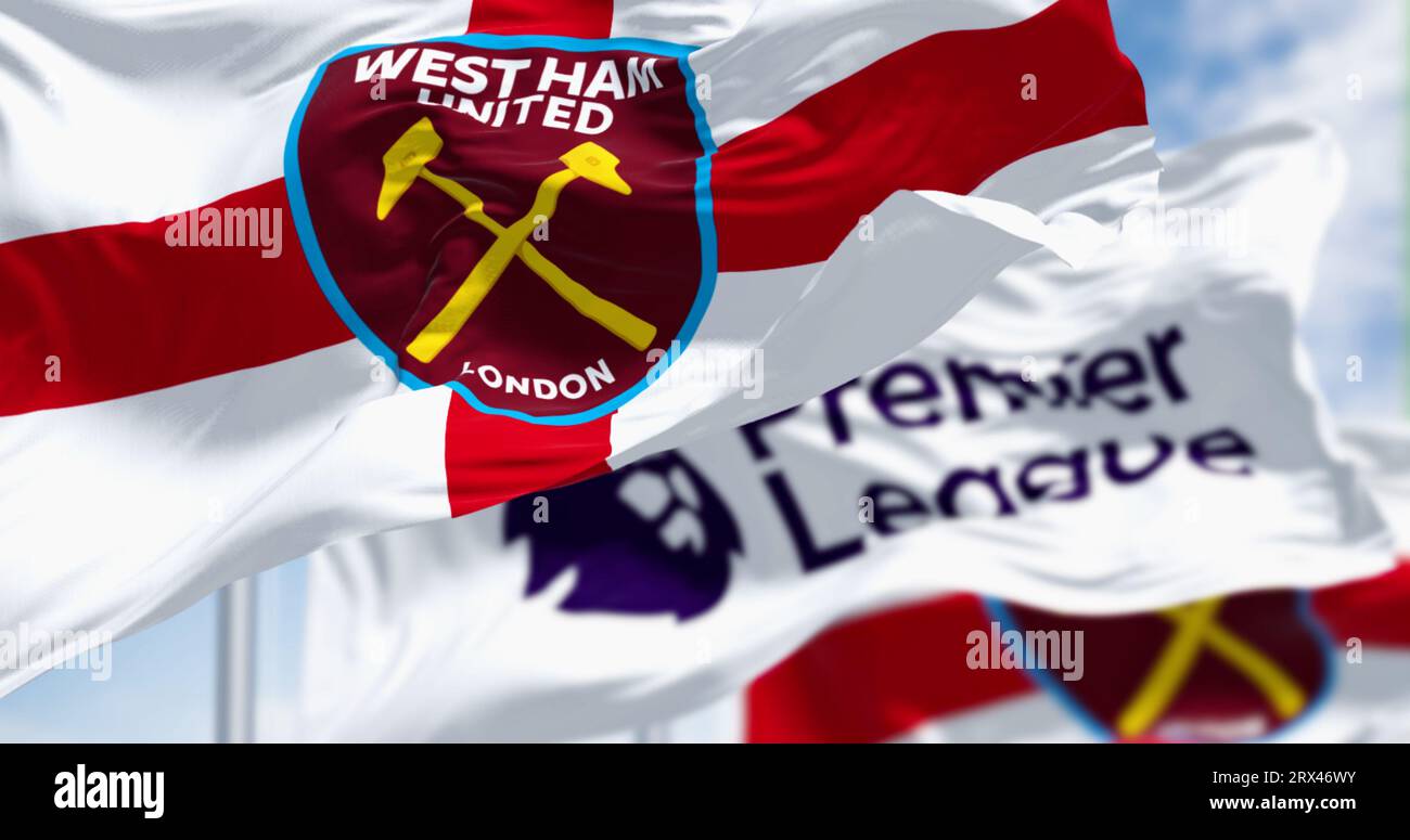 London, UK, 3. Juli 2023: Die Flaggen des West Ham United FC und der Premier League wehen an klaren Tagen. Englischer Fußballverein mit Sitz in London. Illustrationseditor Stockfoto