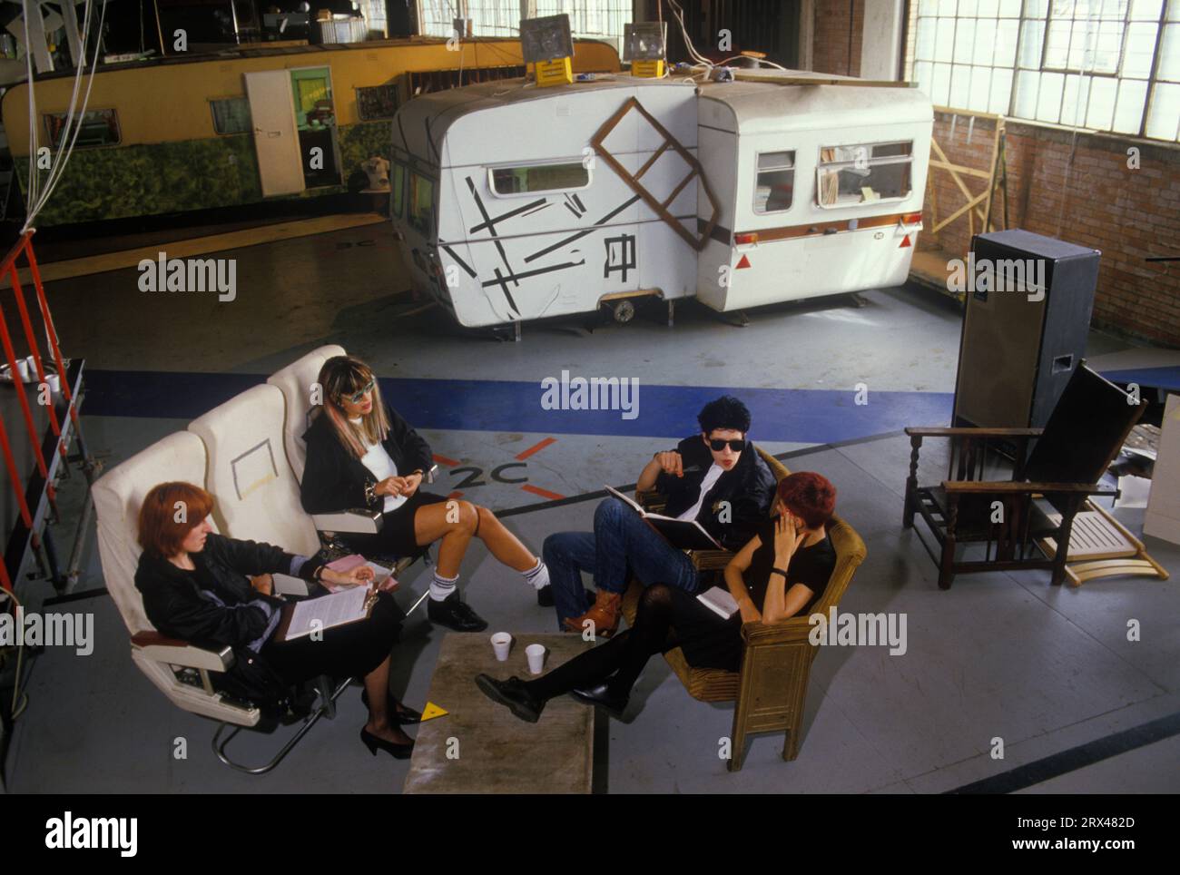 Network 7 Presenters Meeting ( L-R) Jane Hewland, Janet Street Porter, Magenta Devine, echter Name Kim Taylor (1957–2019) Jaswinder Bancil. Auf dem Set von Network 7, einer Fernsehsendung von Channel 4 im Studio Warehouse, East London 1987 1980s London UK. HOMER SYKES Stockfoto