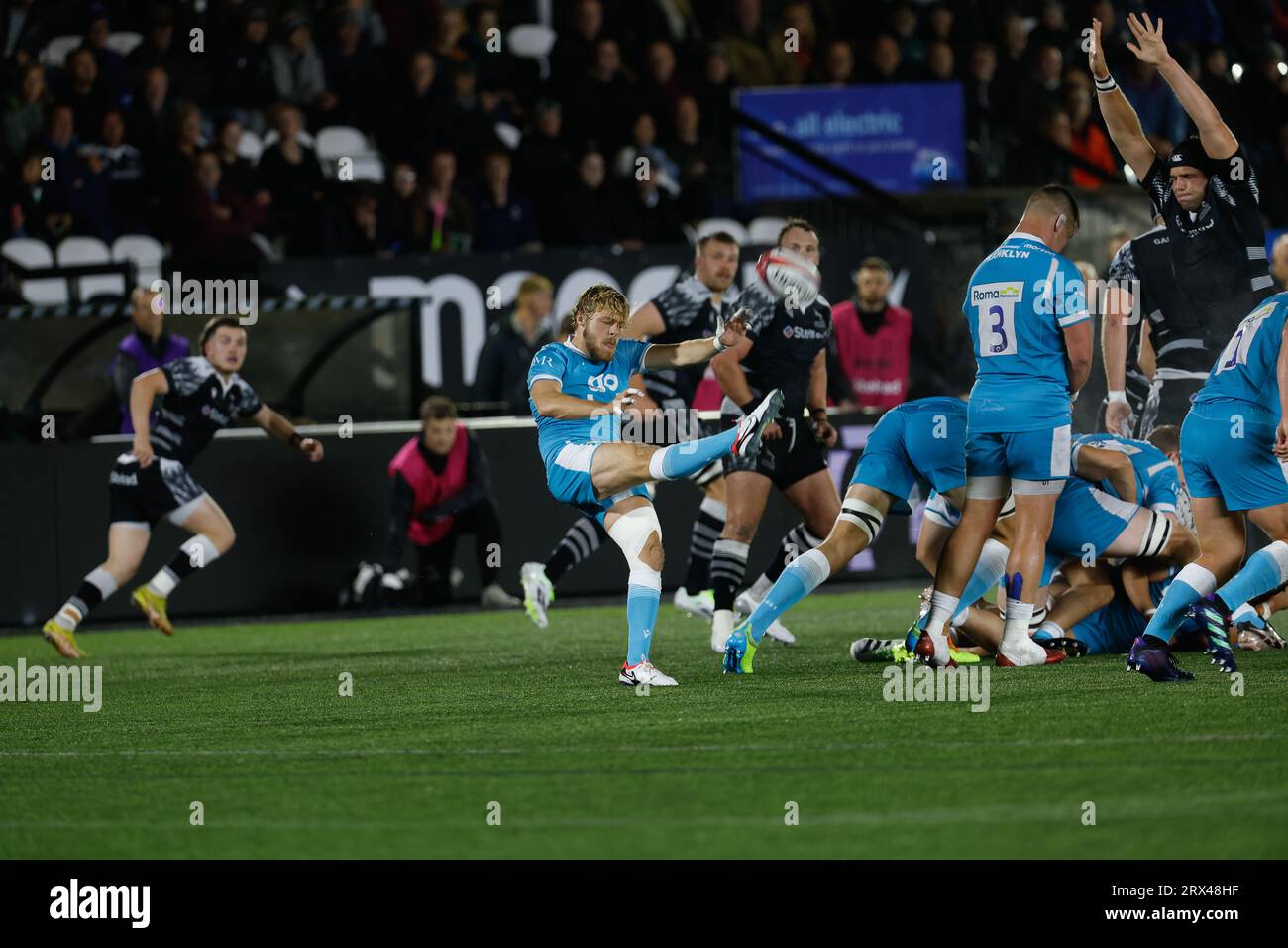 Newcastle, Großbritannien. Juni 2023. Gus Warr of Sale Sharks räumt unter dem Druck von Tim Cardall während des Premiership Cup-Spiels zwischen Newcastle Falcons und Sale Sharks im Kingston Park, Newcastle am Freitag, den 22. September 2023, ab. (Foto: Chris Lishman | MI News) Credit: MI News & Sport /Alamy Live News Stockfoto