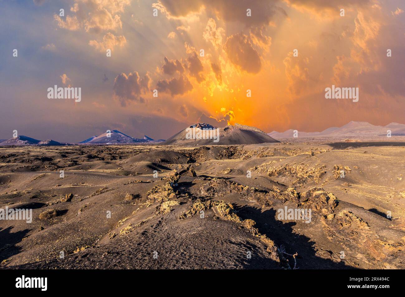 Vulkanische Bombe vor Vulkan Montana Colorada in Lanzarote, Kanarische Inseln, Spanien Stockfoto